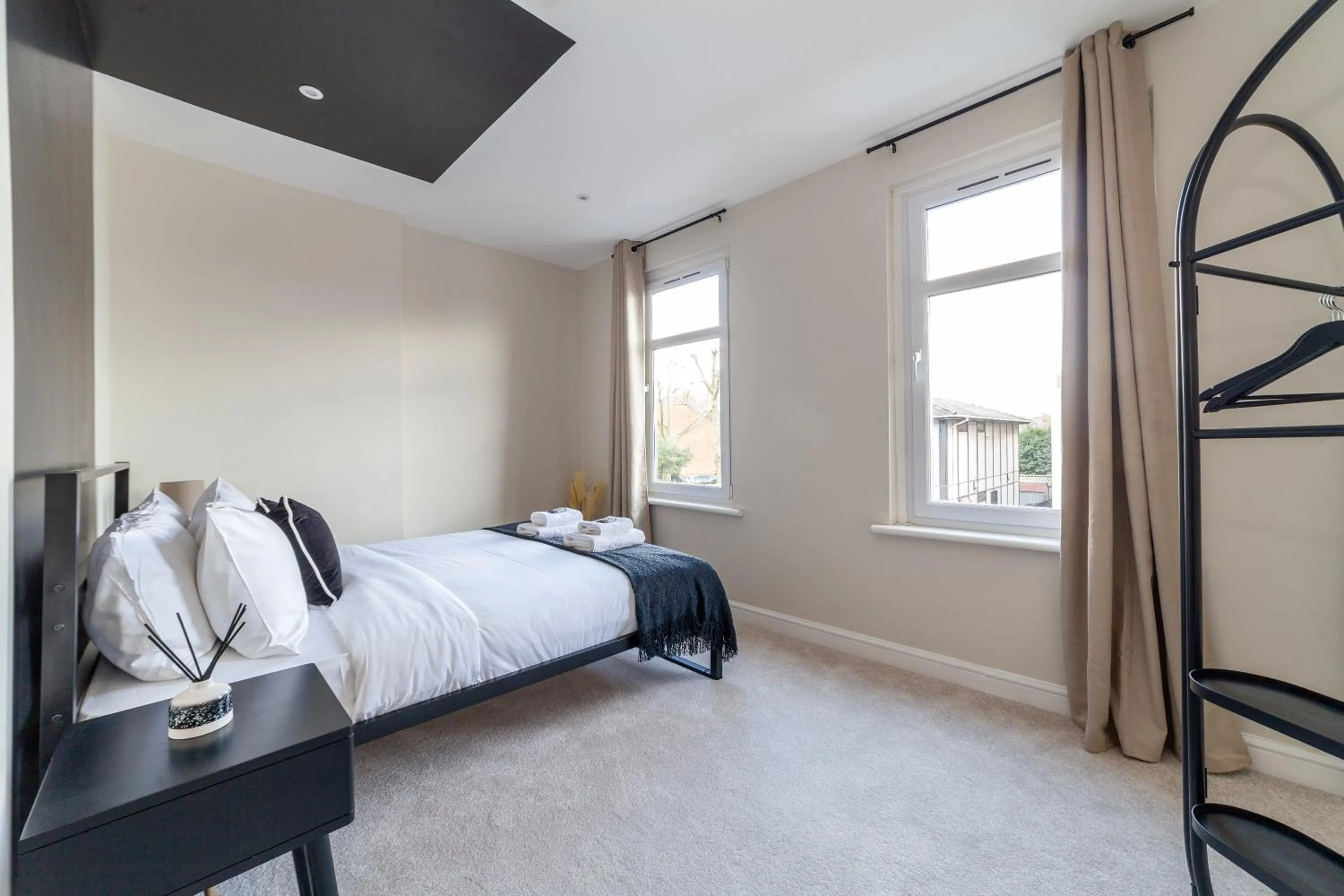 Bed in Tranquil 5BR house with garden & terrace, SE London