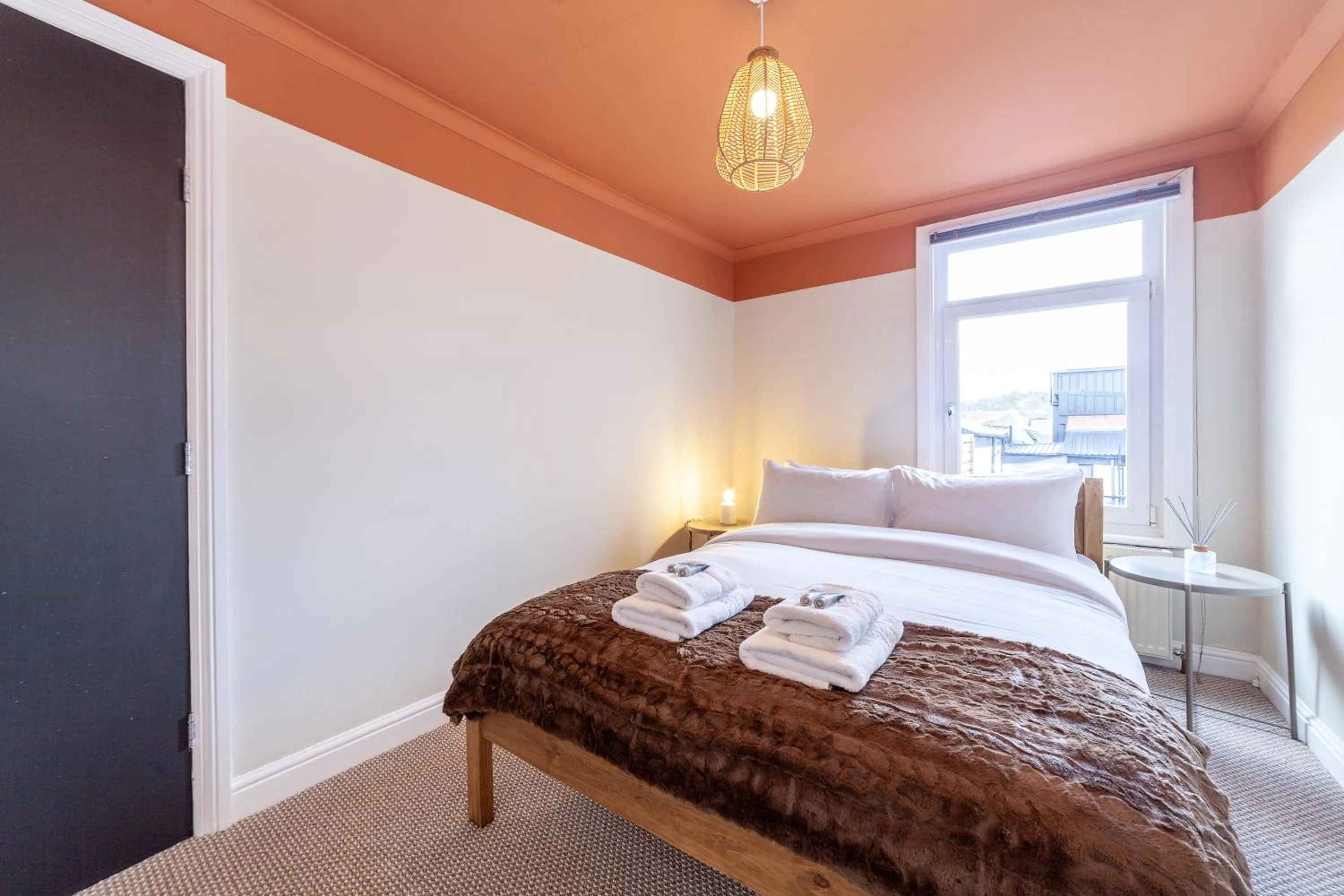 Bed in Tranquil 5BR house with garden & terrace, SE London