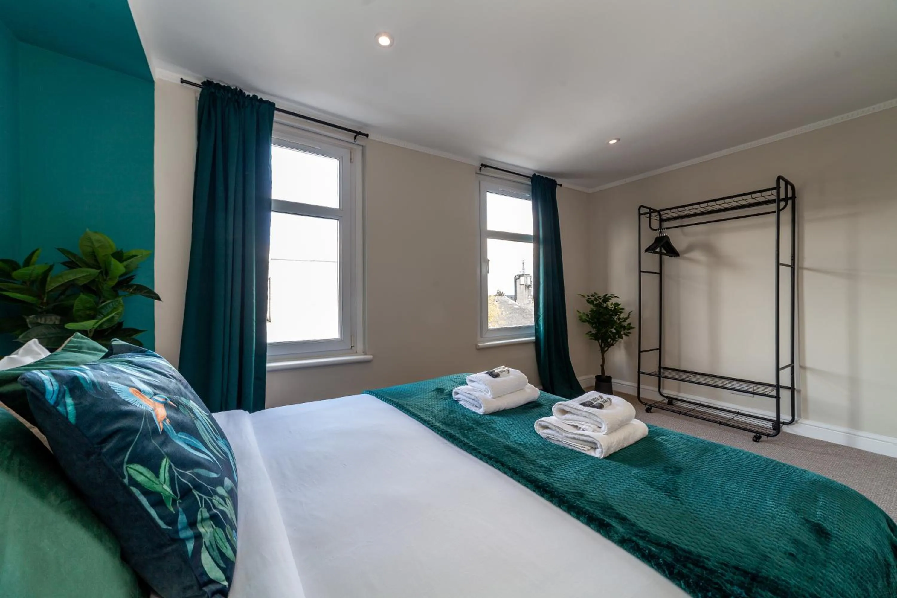 Bed in Tranquil 5BR house with garden & terrace, SE London