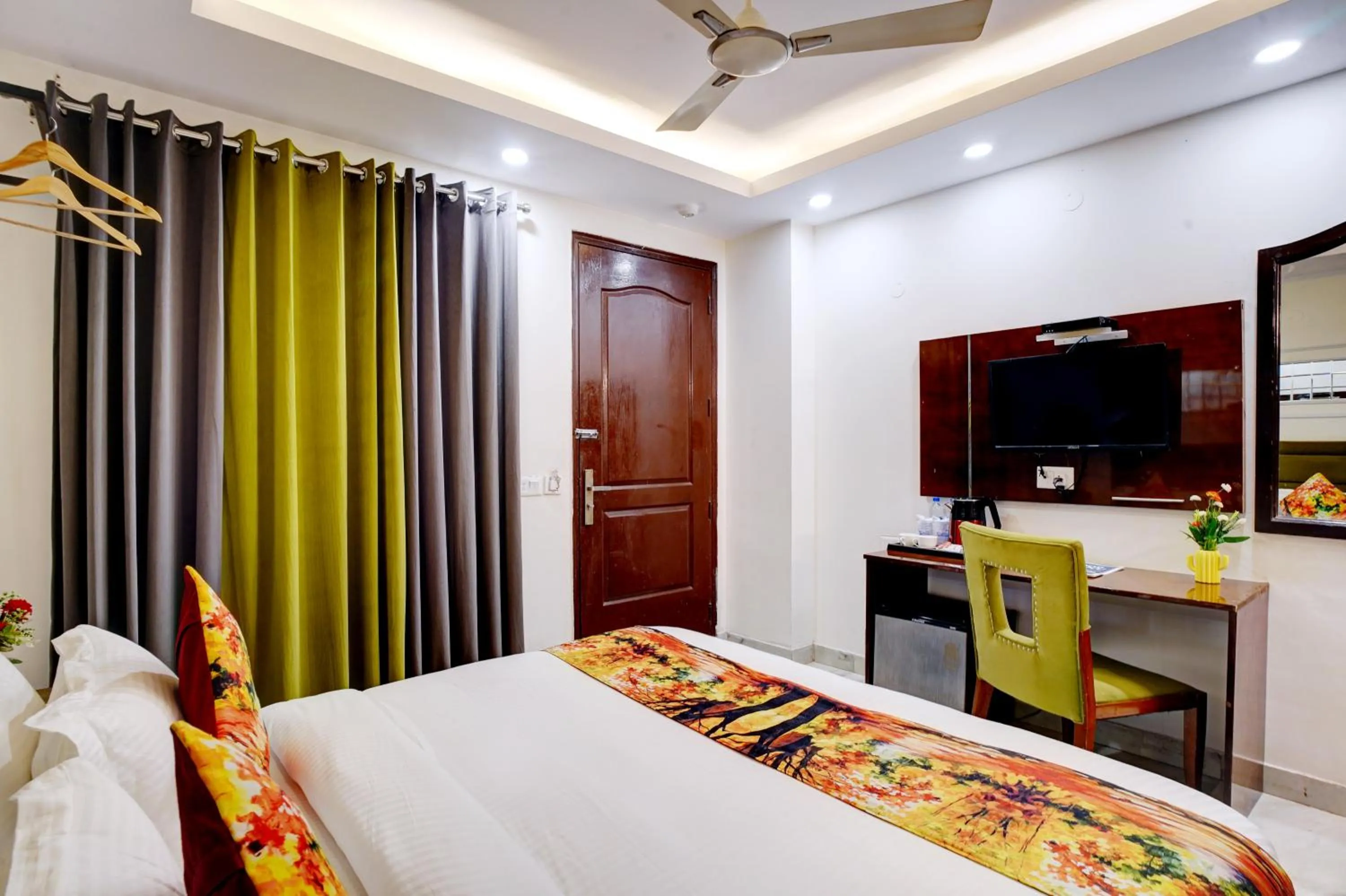 Communal lounge/ TV room, Bed in Hotel Cabana 5 Mins Walking Distance From NDLS Station