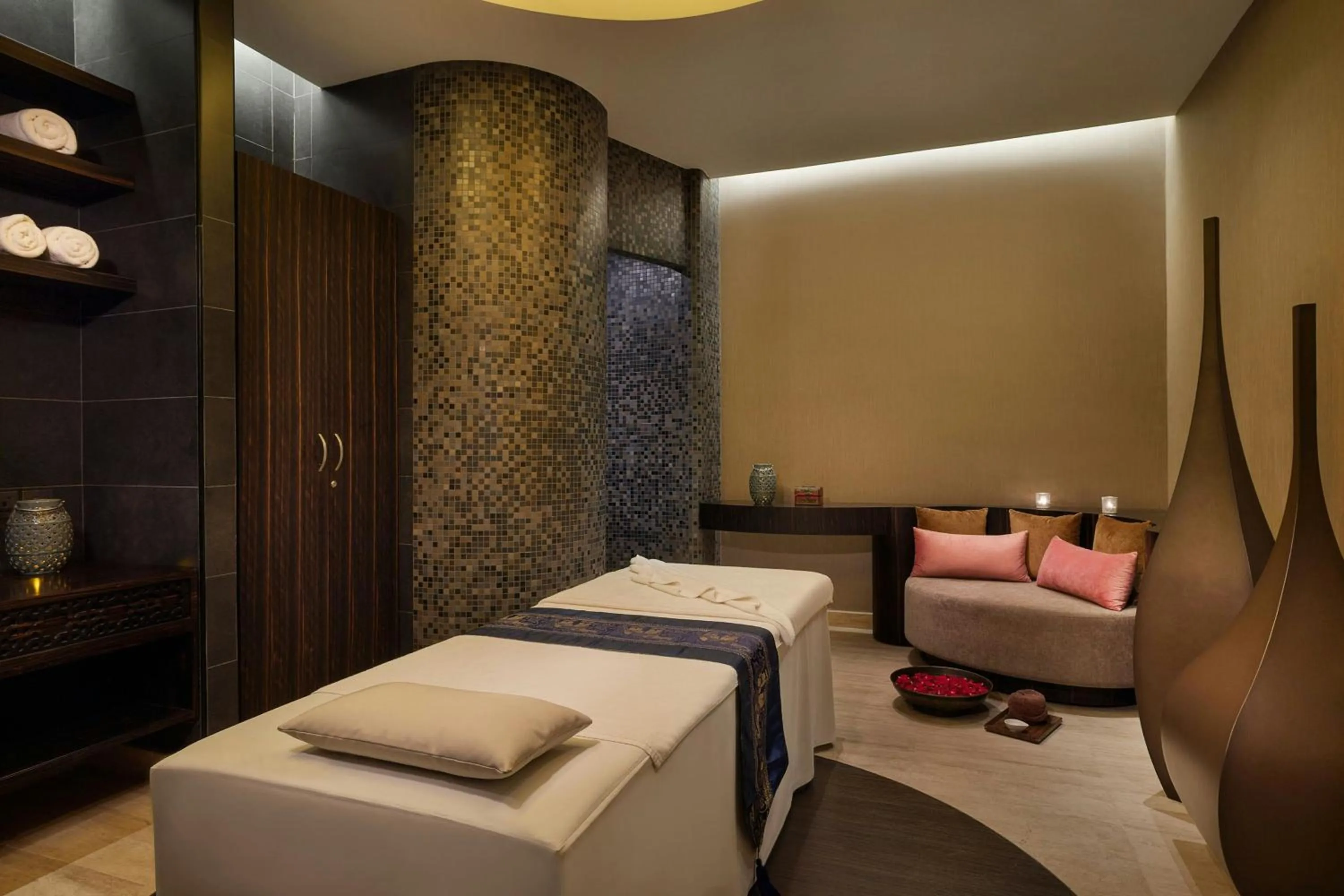 Spa and wellness centre/facilities, Bed in Sheraton Sharjah Beach Resort and Spa