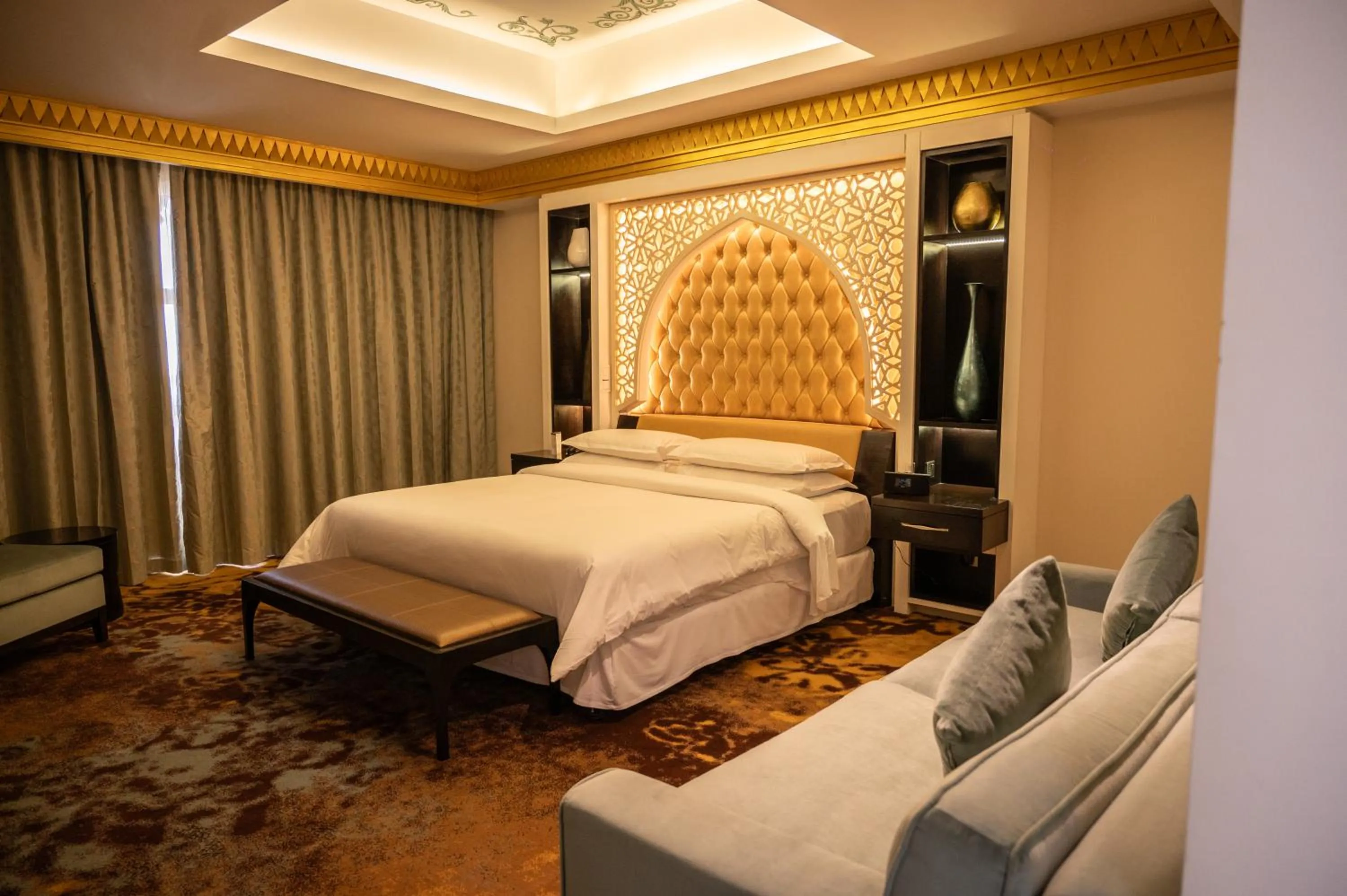 Bedroom, Bed in Sheraton Sharjah Beach Resort and Spa