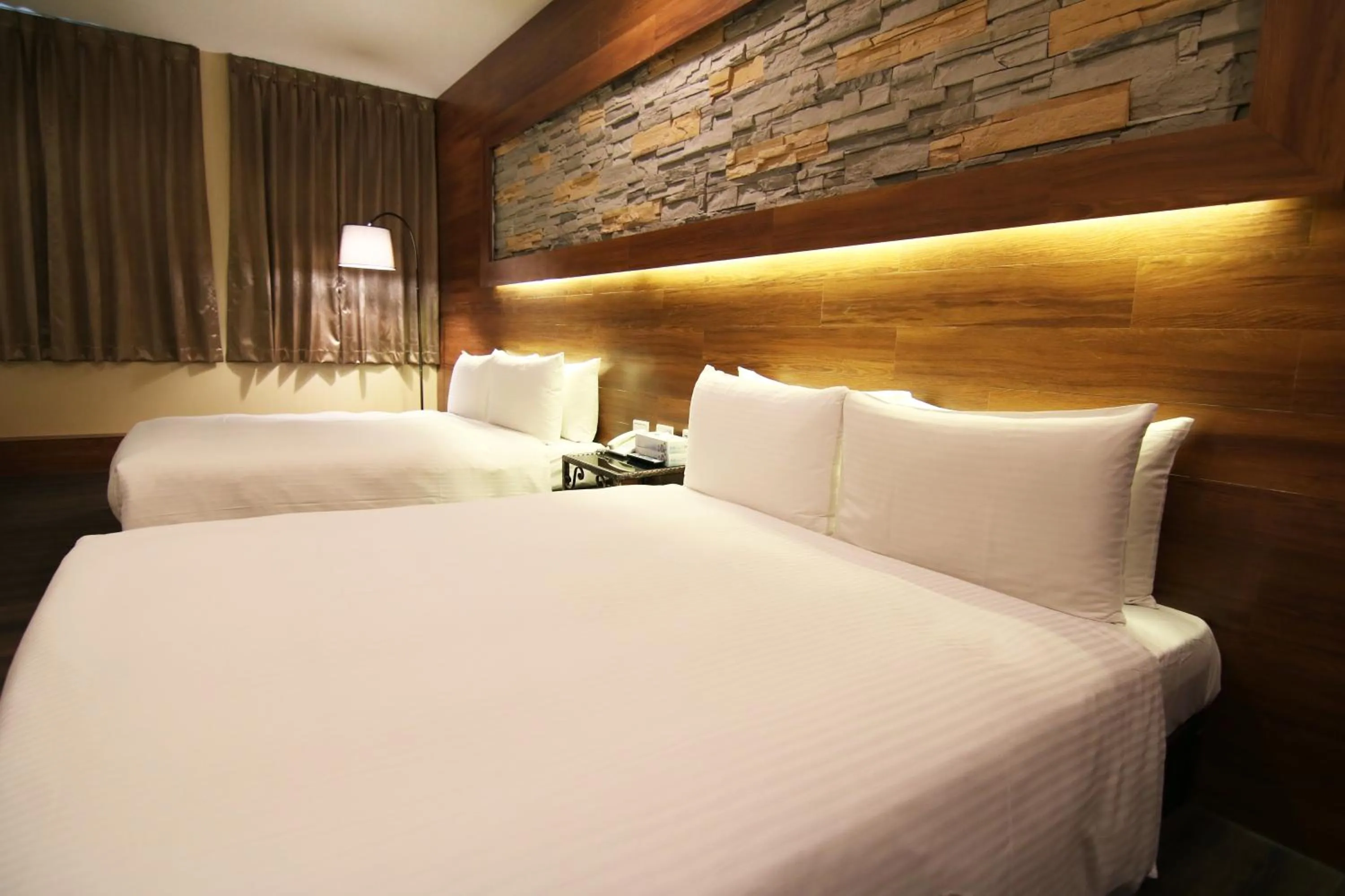 Photo of the whole room, Bed in LIHO Hotel Hankou