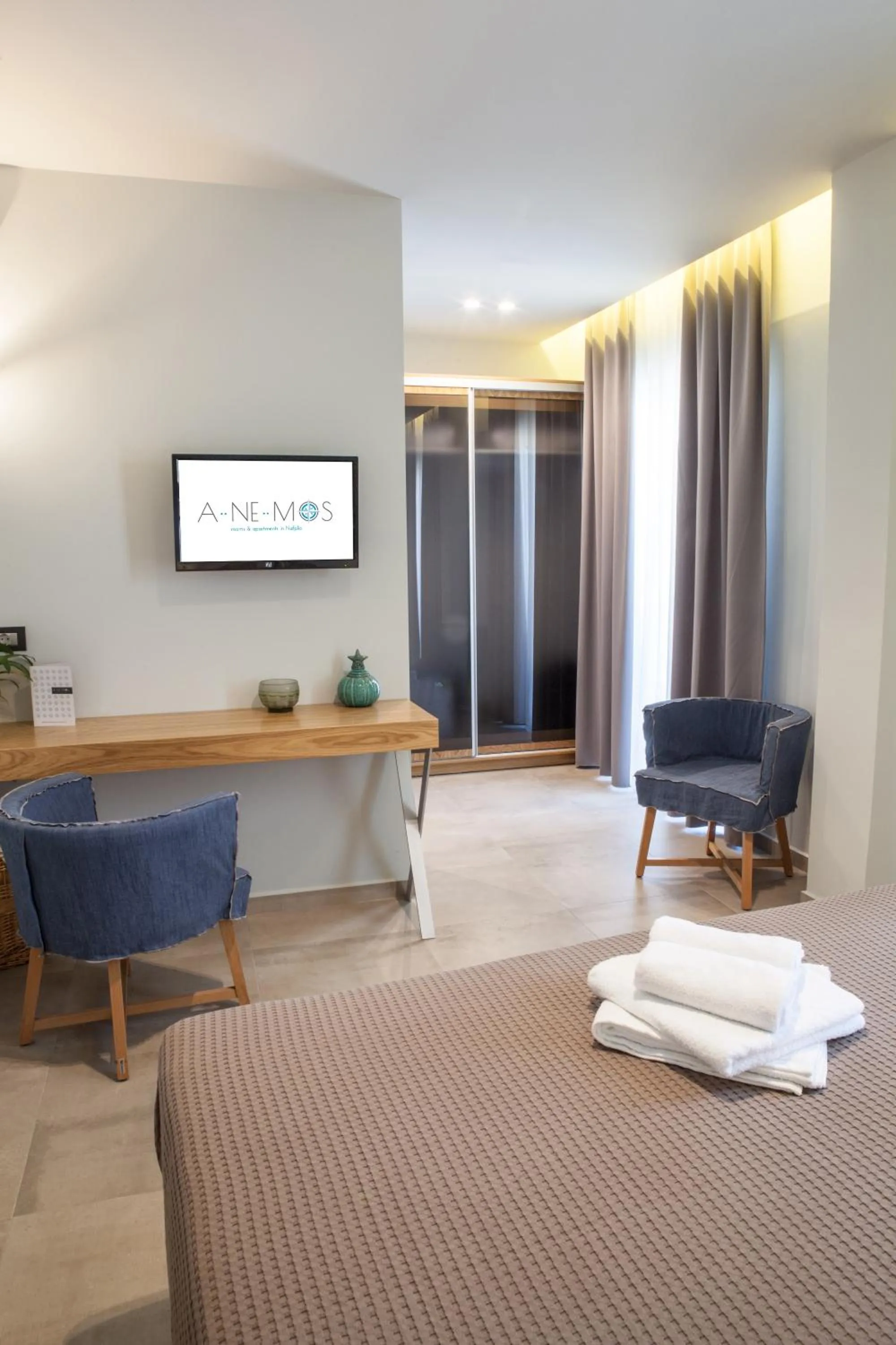 TV and multimedia, Bed in Anemos Rooms & Apartments