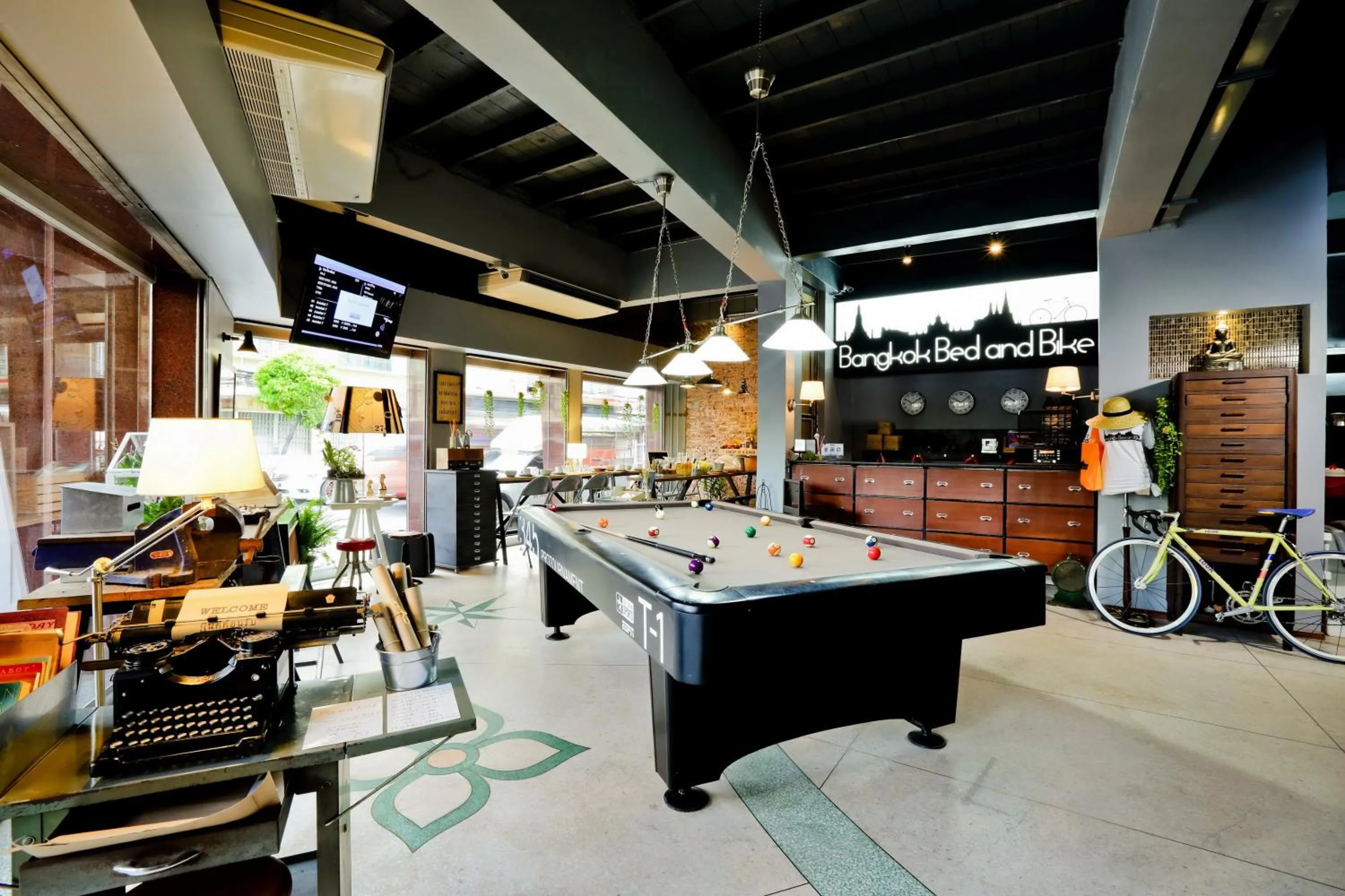 Billiard in Bangkok Bed and Bike