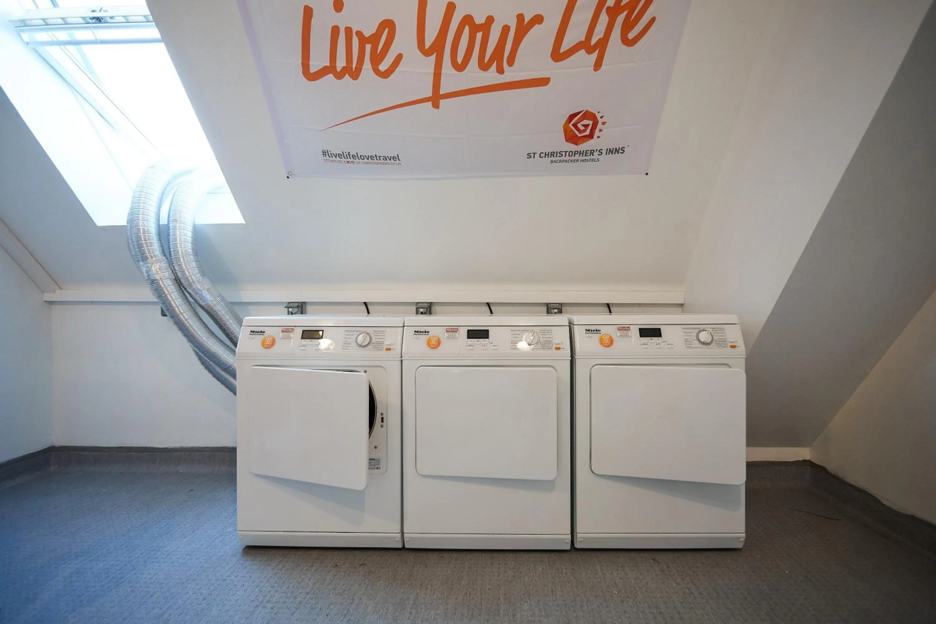 Communal lounge/ TV room in St Christopher's Inn Budget Hotel Paris - Gare du Nord