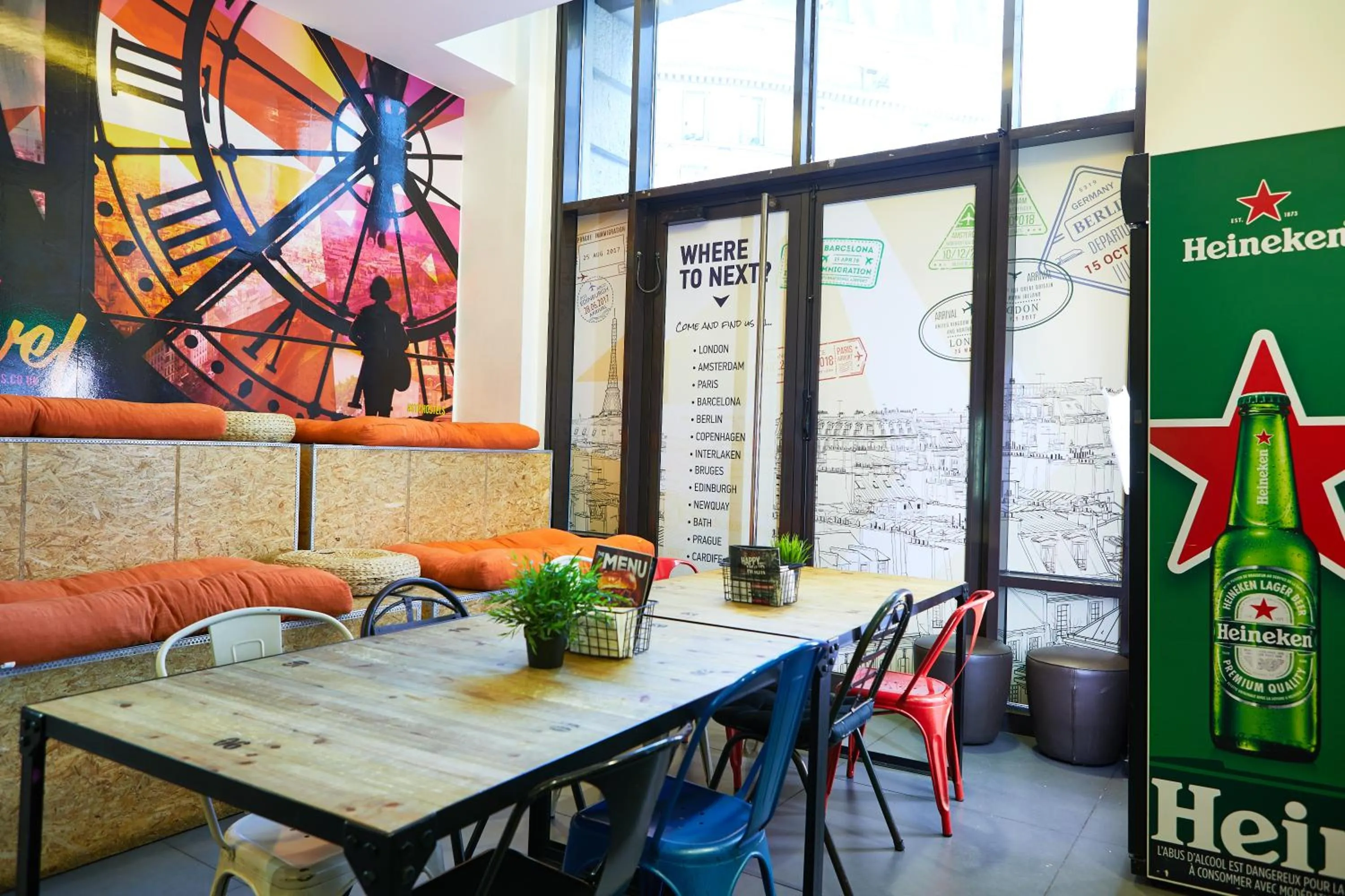 Communal lounge/ TV room in St Christopher's Inn Budget Hotel Paris - Gare du Nord