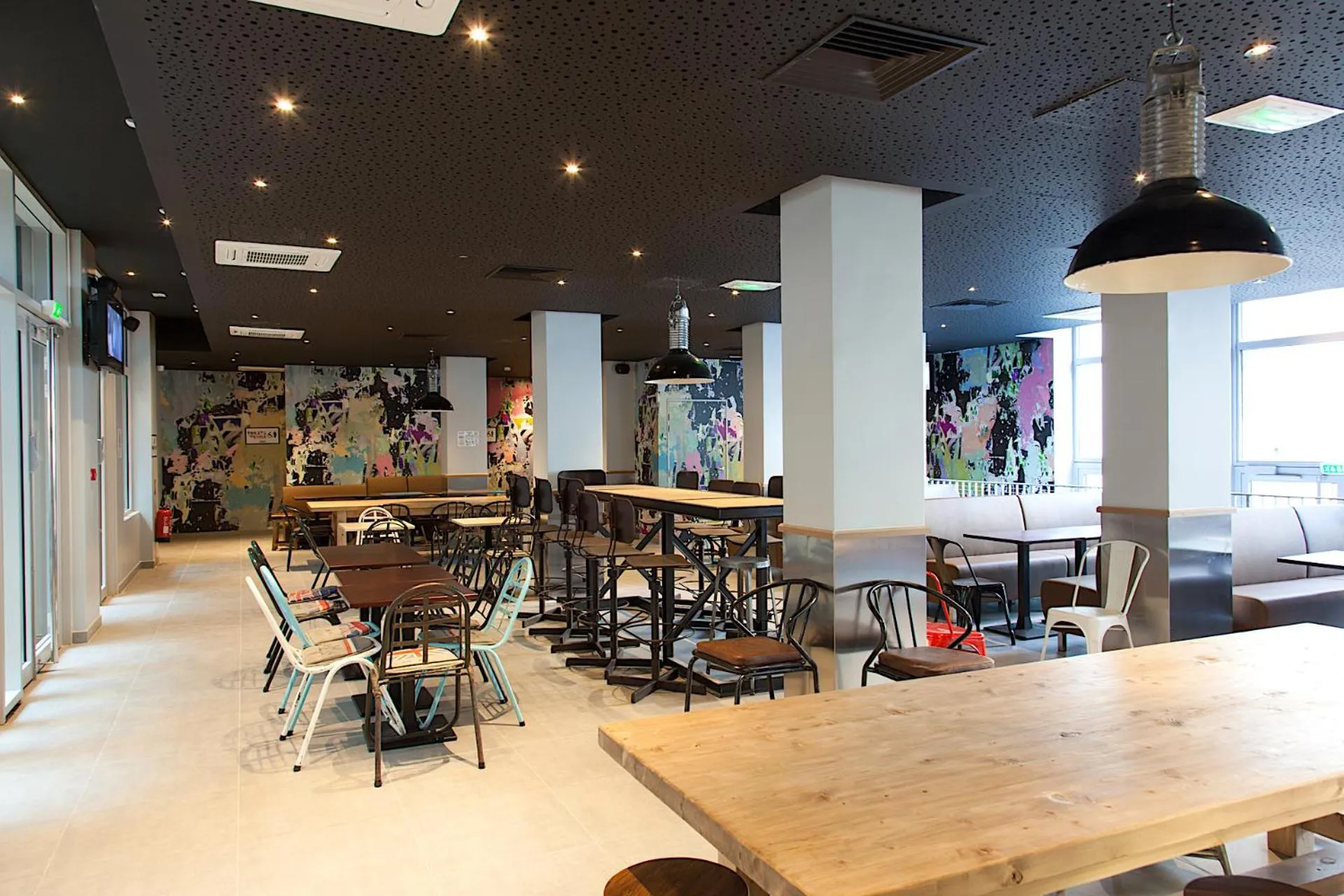 Restaurant/places to eat in St Christopher's Inn Budget Hotel Paris - Gare du Nord