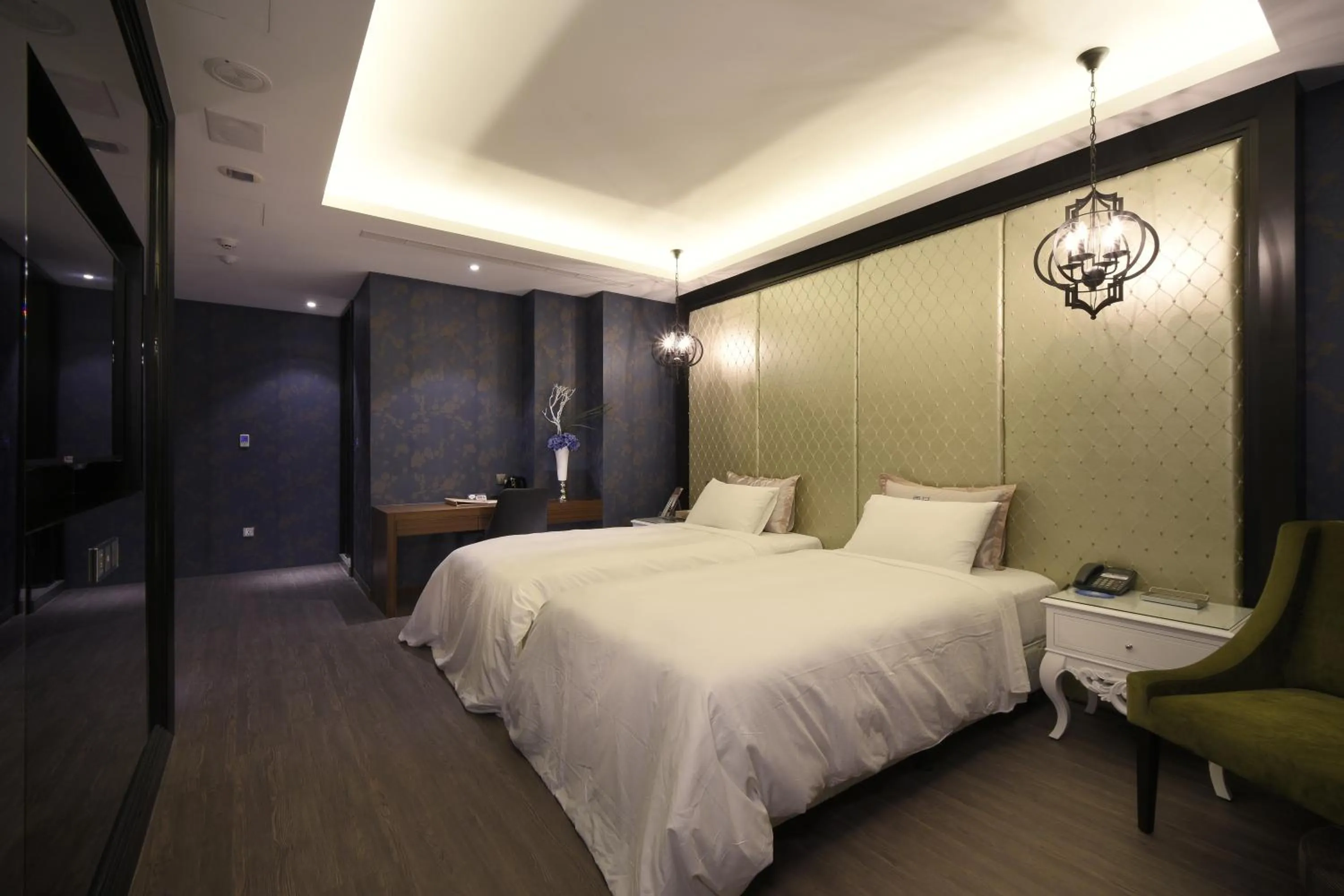 Shower, Bed in U-Her Hotel