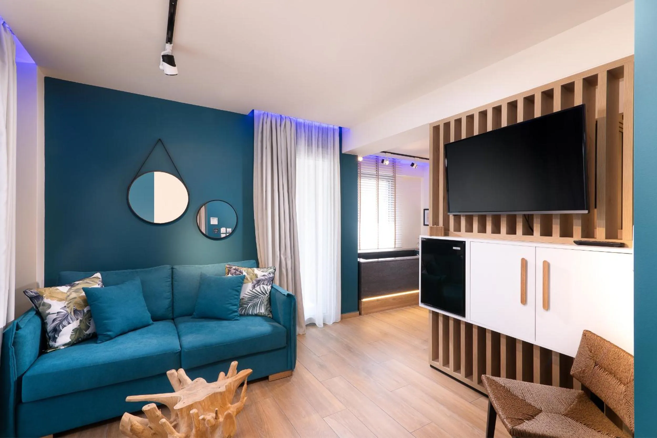 TV and multimedia in SKS Luxury Suites & Rooms