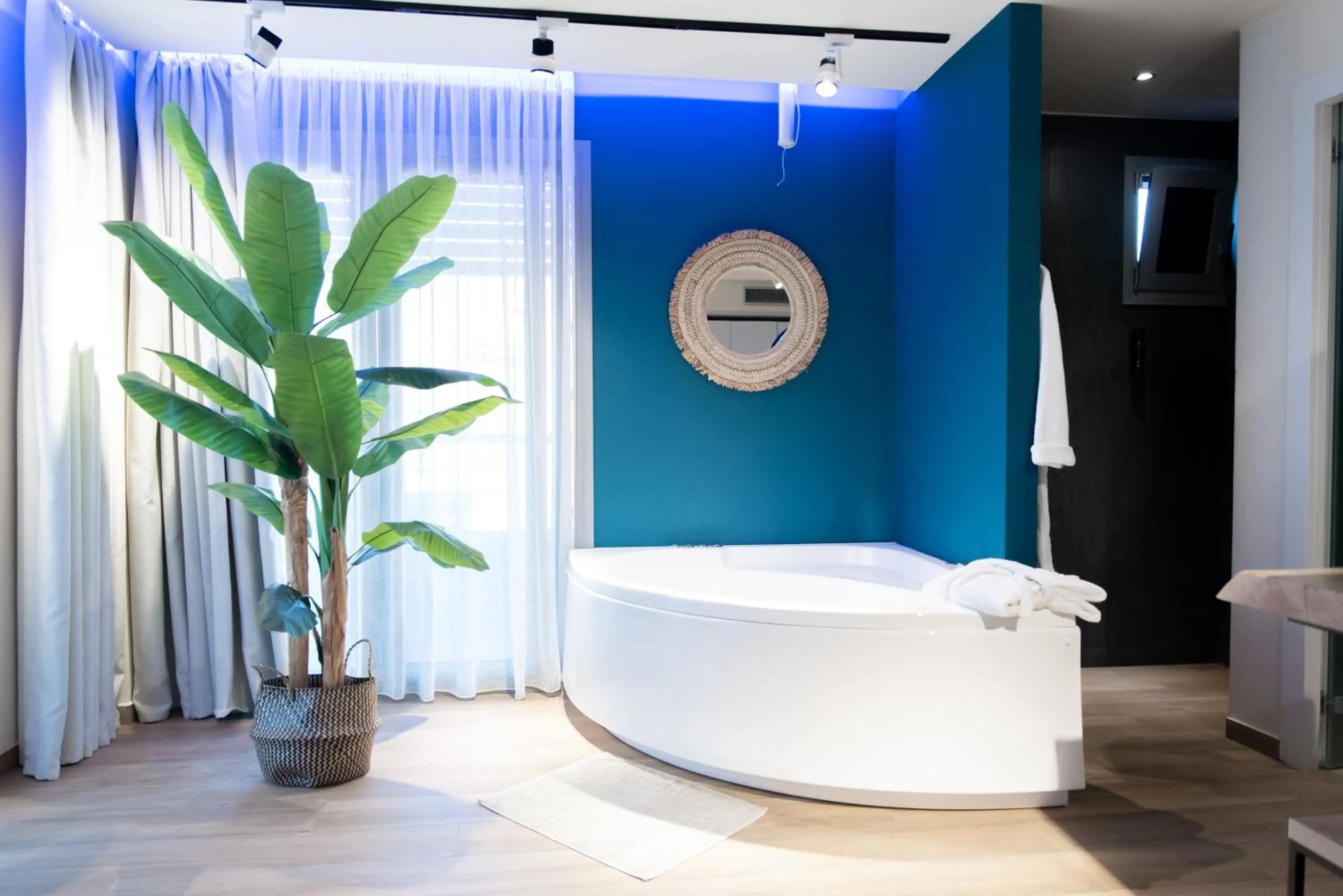 Hot Tub in SKS Luxury Suites & Rooms