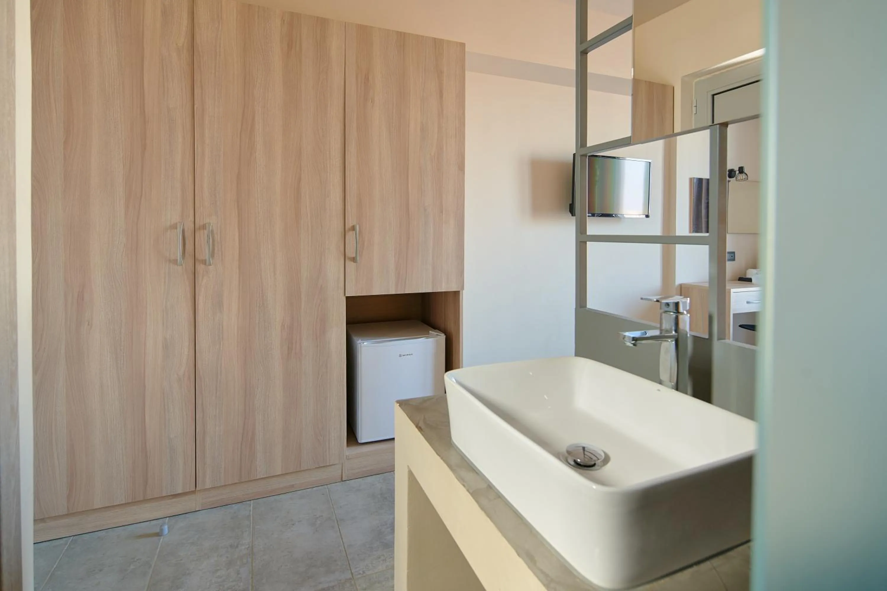 TV and multimedia in Sunny View Hotel