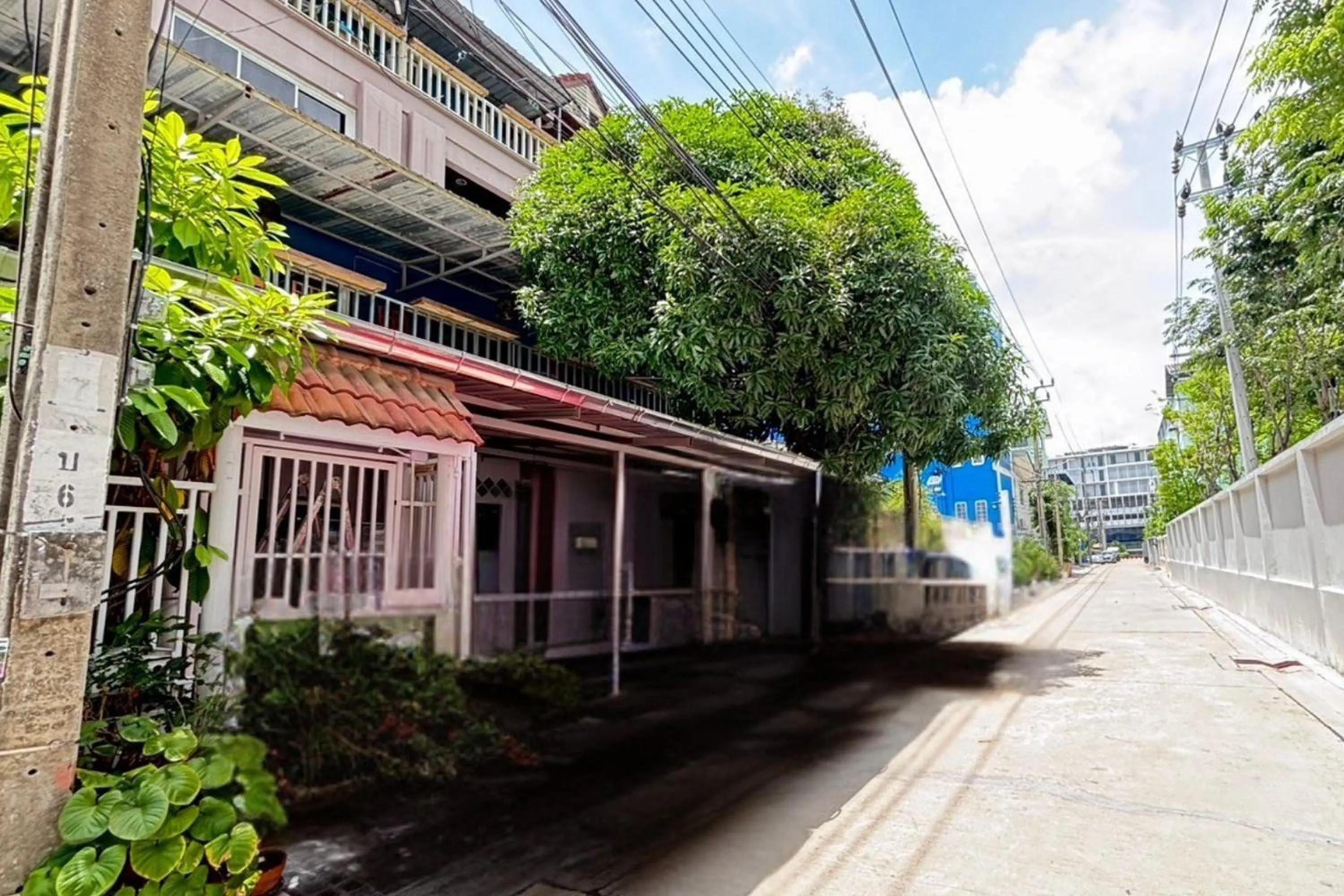Sunshiny-BB Hostel near Punnavithi BTS station