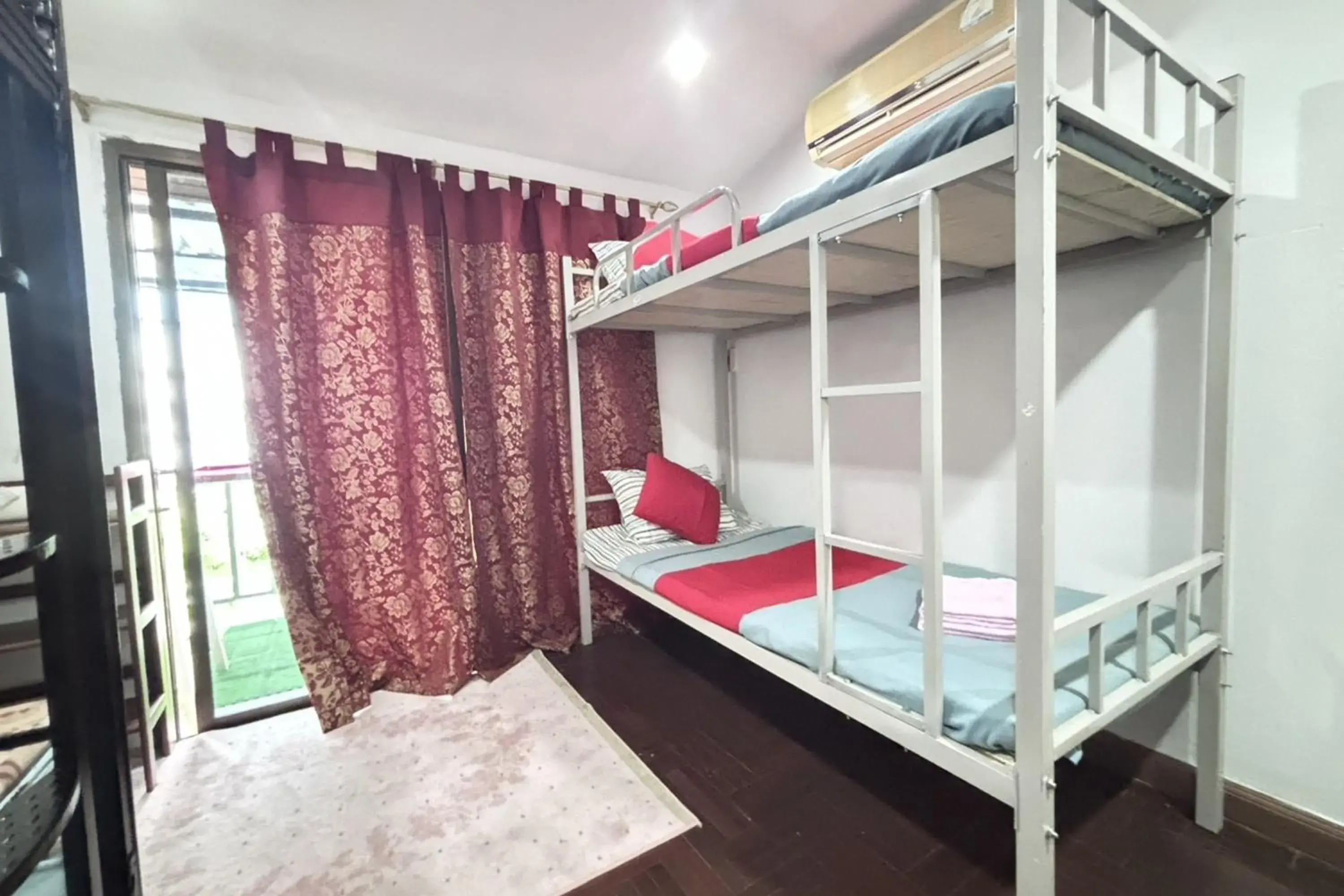 Single Bed in Mixed Dormitory Room in Sunshiny-BB Hostel near Punnavithi BTS station Single Bed in Mixed Dormitory Room in Sunshiny-BB Hostel near Punnavithi BTS station