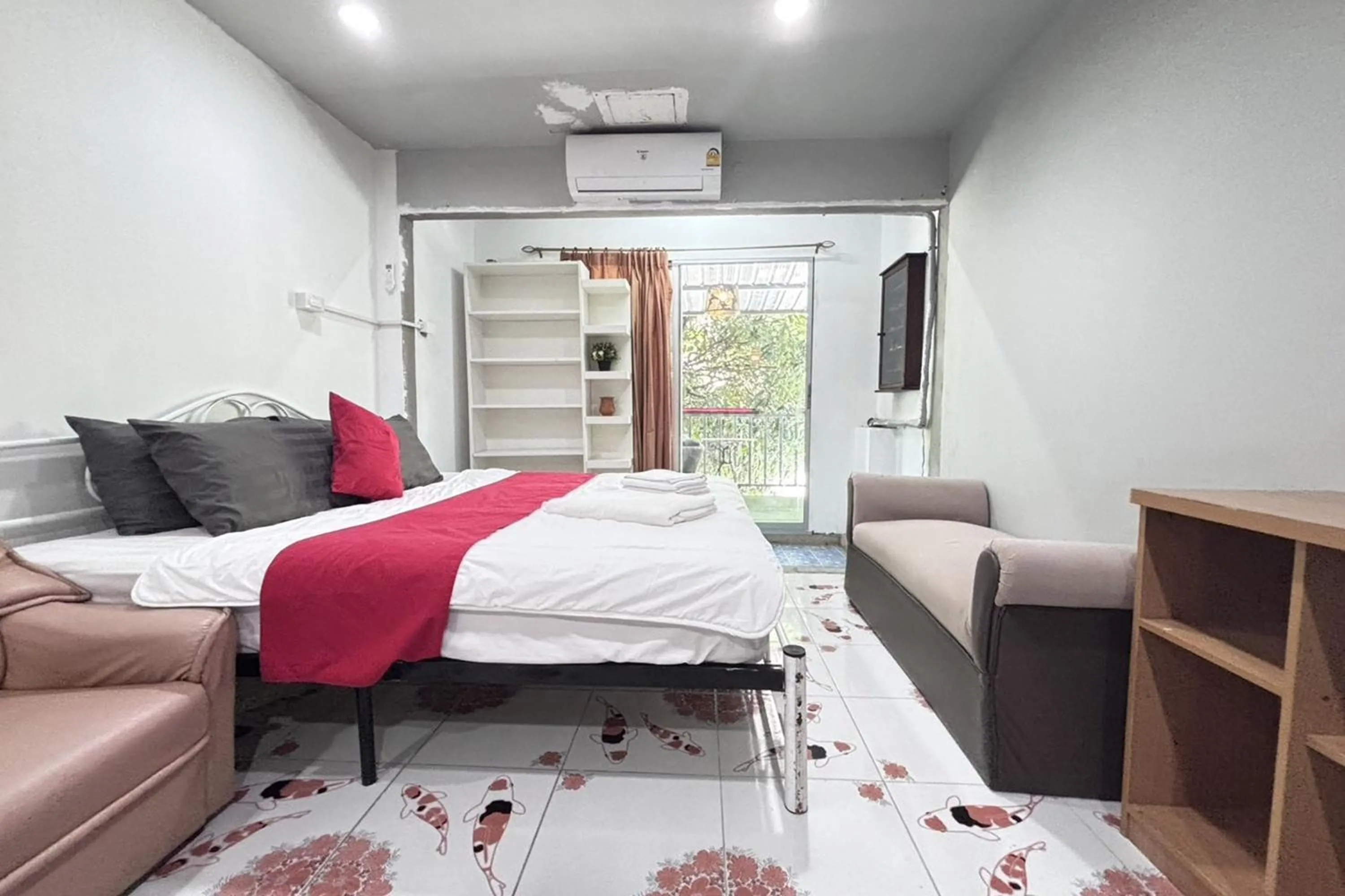 Quadruple Room in Sunshiny-BB Hostel near Punnavithi BTS station