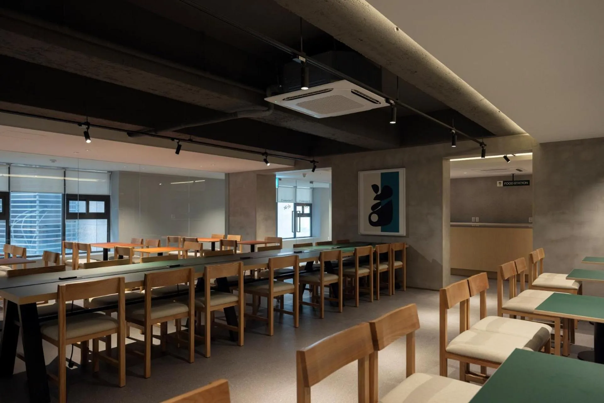 Restaurant/places to eat in Anook Hotel Suwon Station
