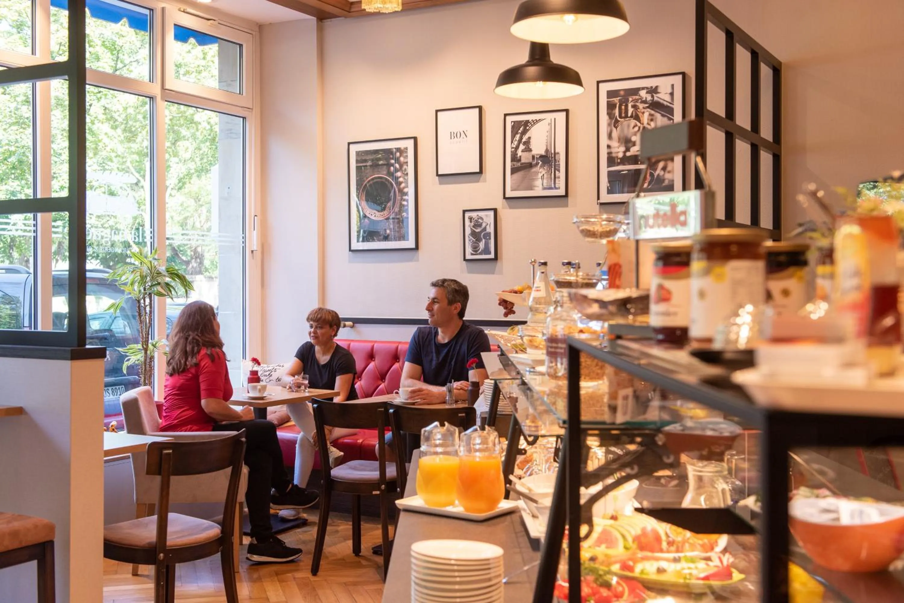 Restaurant/places to eat in Hotel Avisa