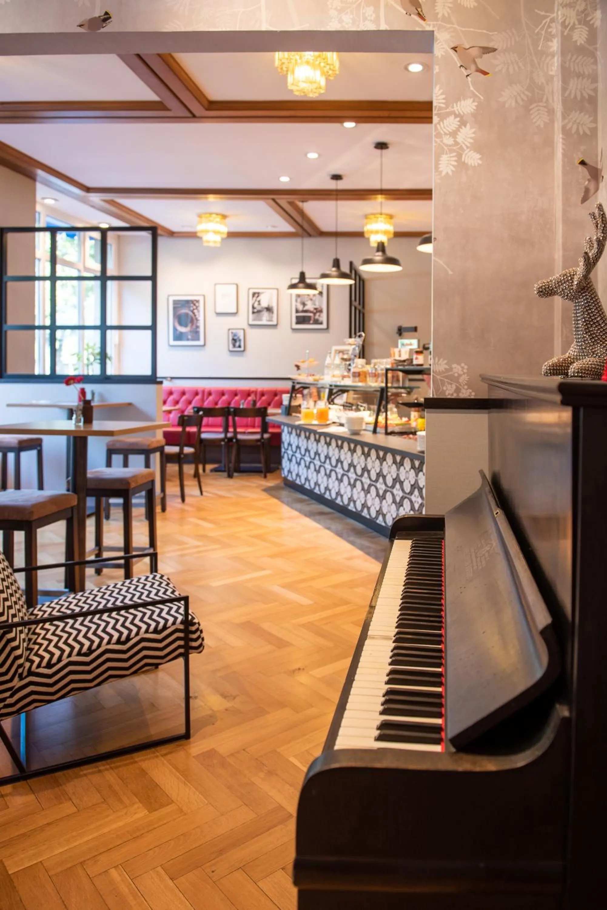 Restaurant/places to eat in Hotel Avisa