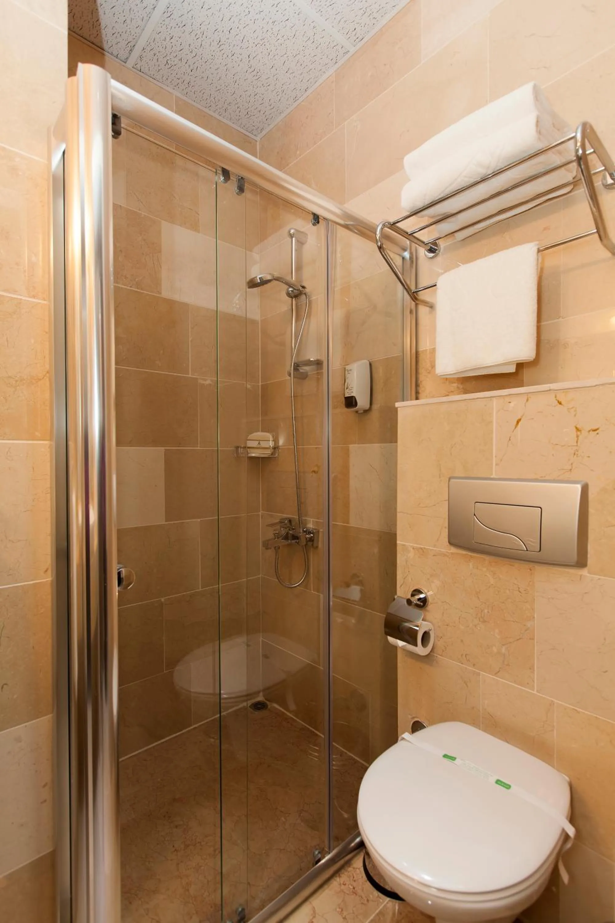 Bathroom in Alrazi Hotel