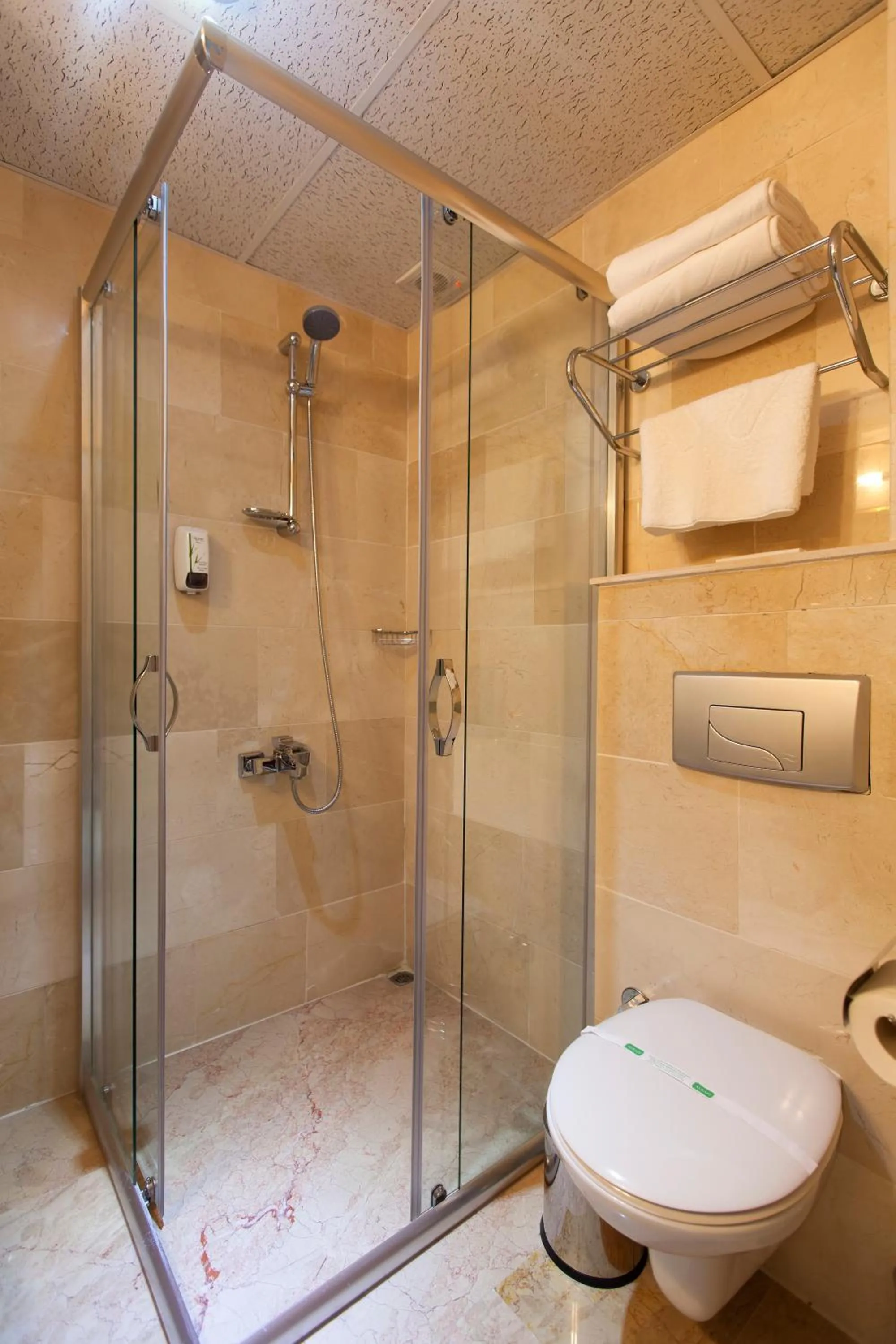 Bathroom in Alrazi Hotel