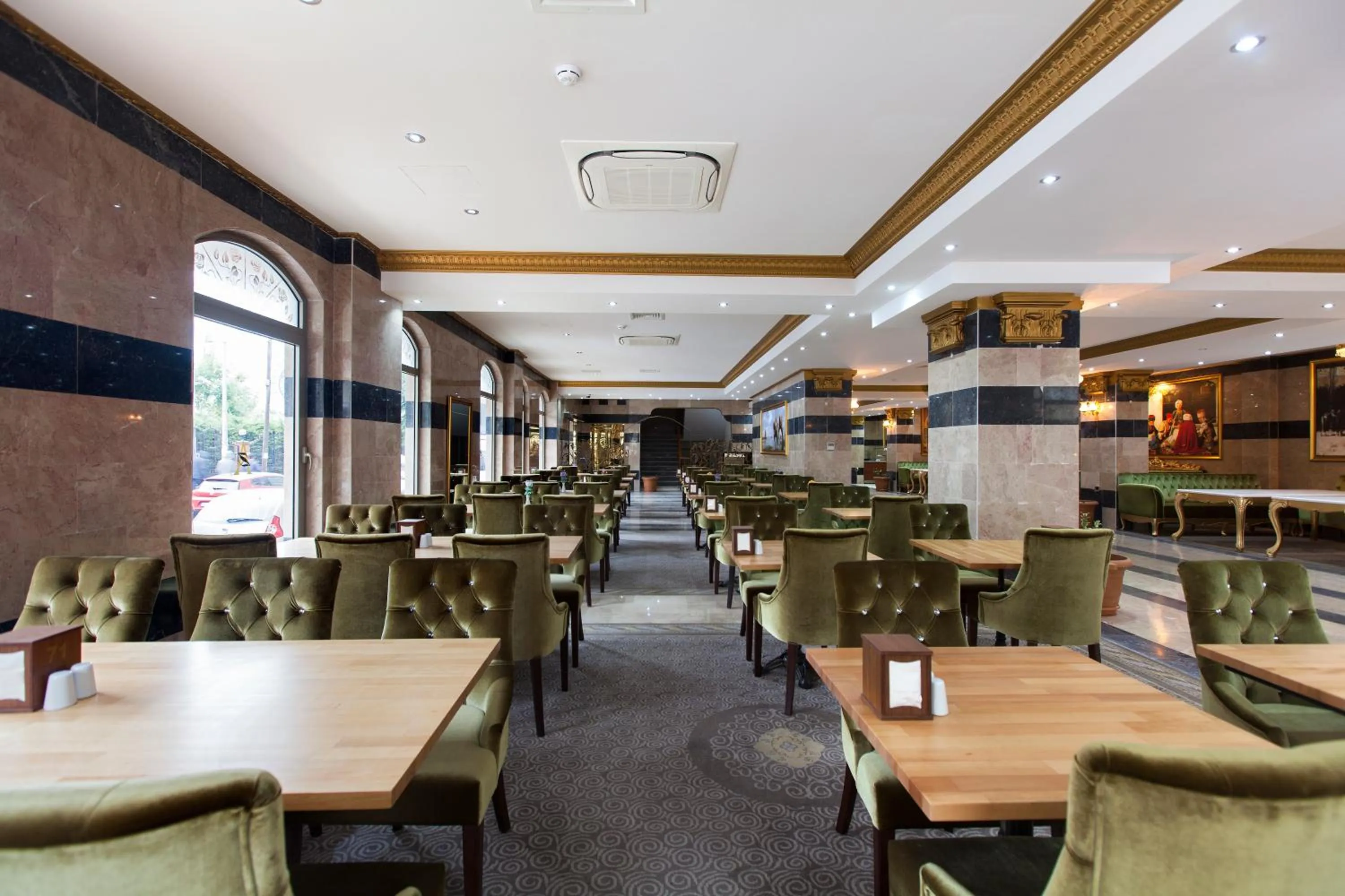 Restaurant/places to eat in Alrazi Hotel