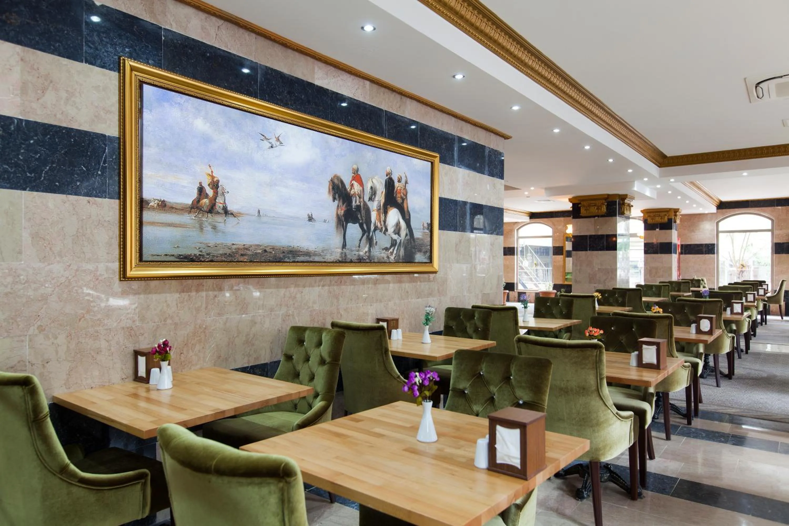 Restaurant/places to eat in Alrazi Hotel