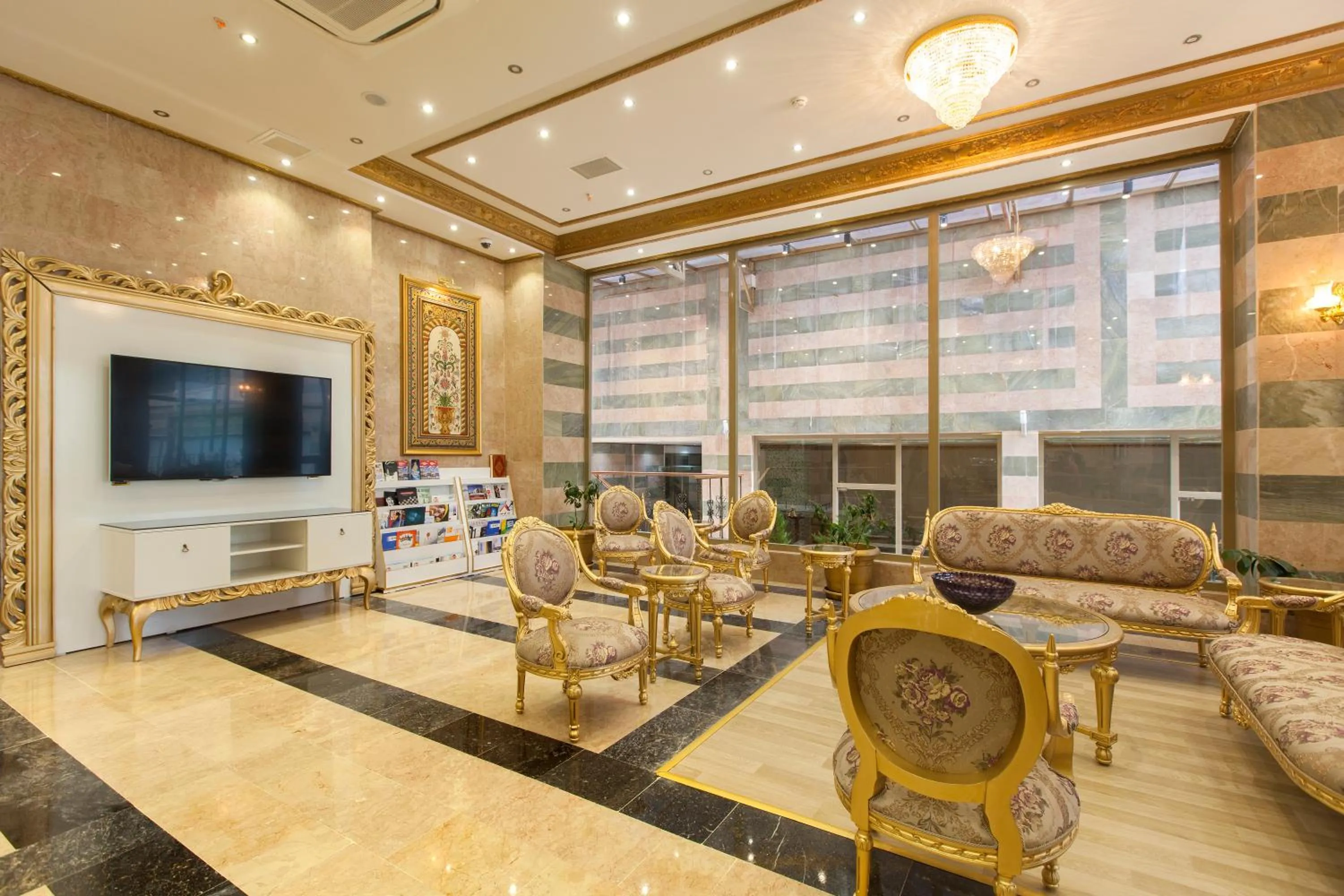 Communal lounge/ TV room in Alrazi Hotel