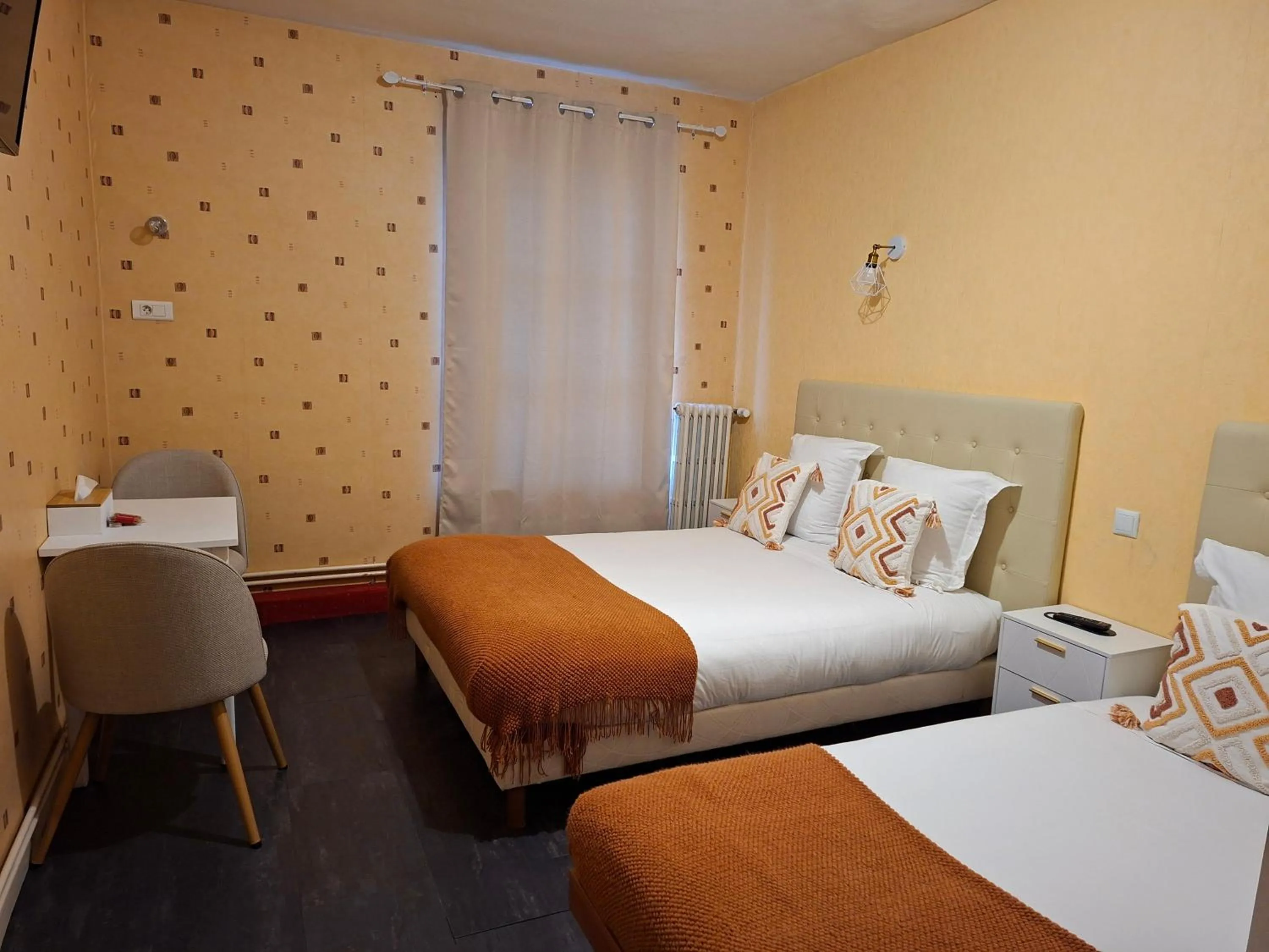 Triple Room with Bath in Hôtel JurJura