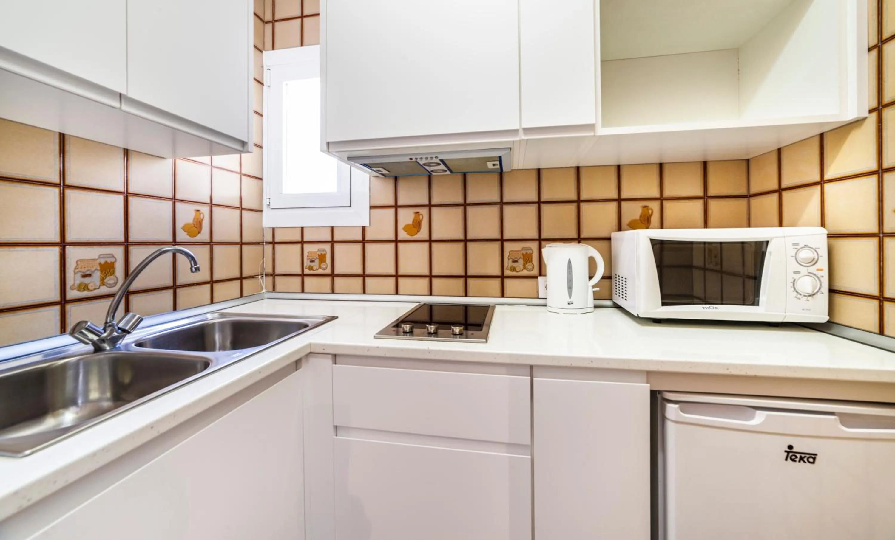 Kitchen or kitchenette in Apartamentos Charlys Can Picafort