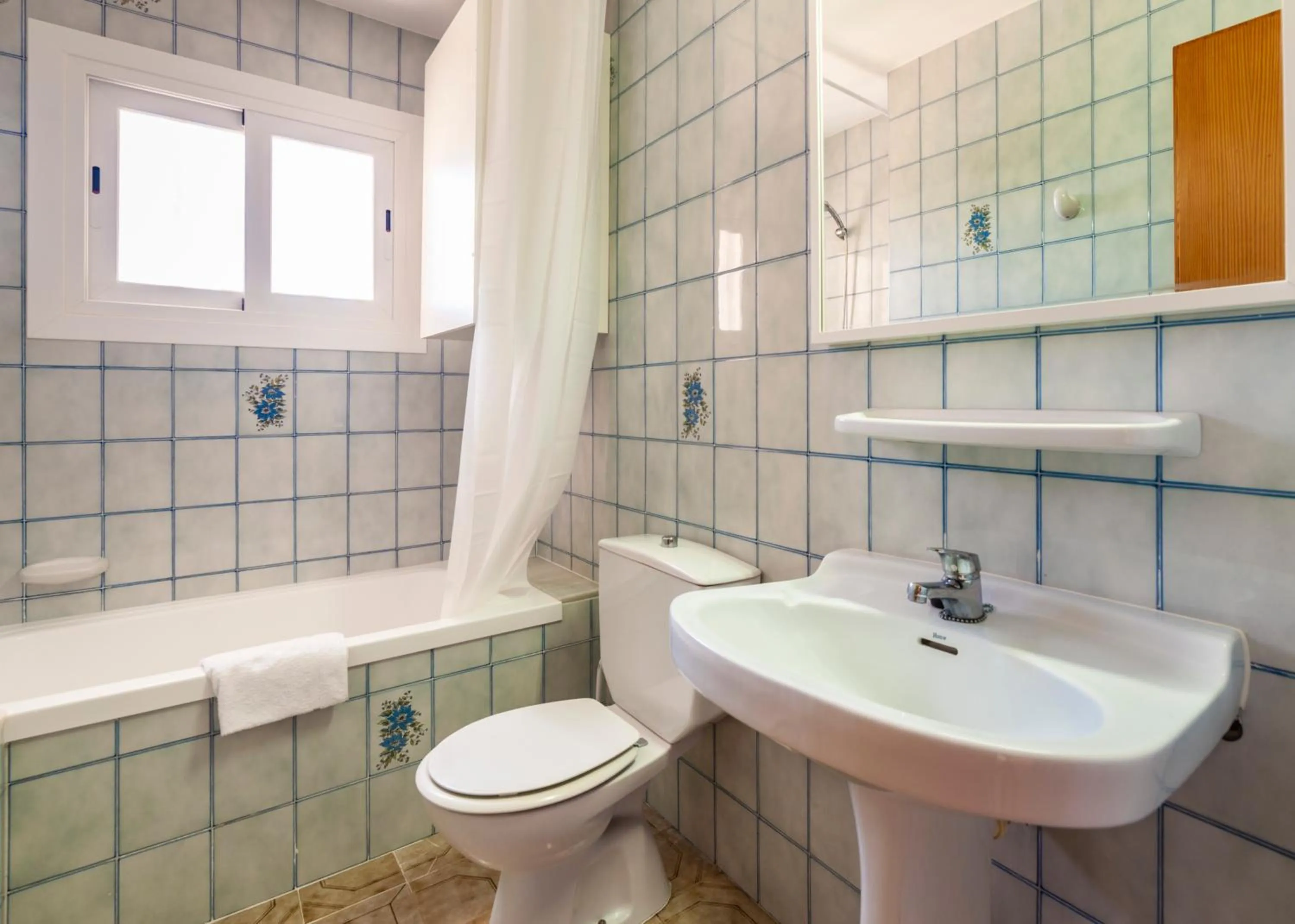 Bathroom in Apartamentos Charlys Can Picafort