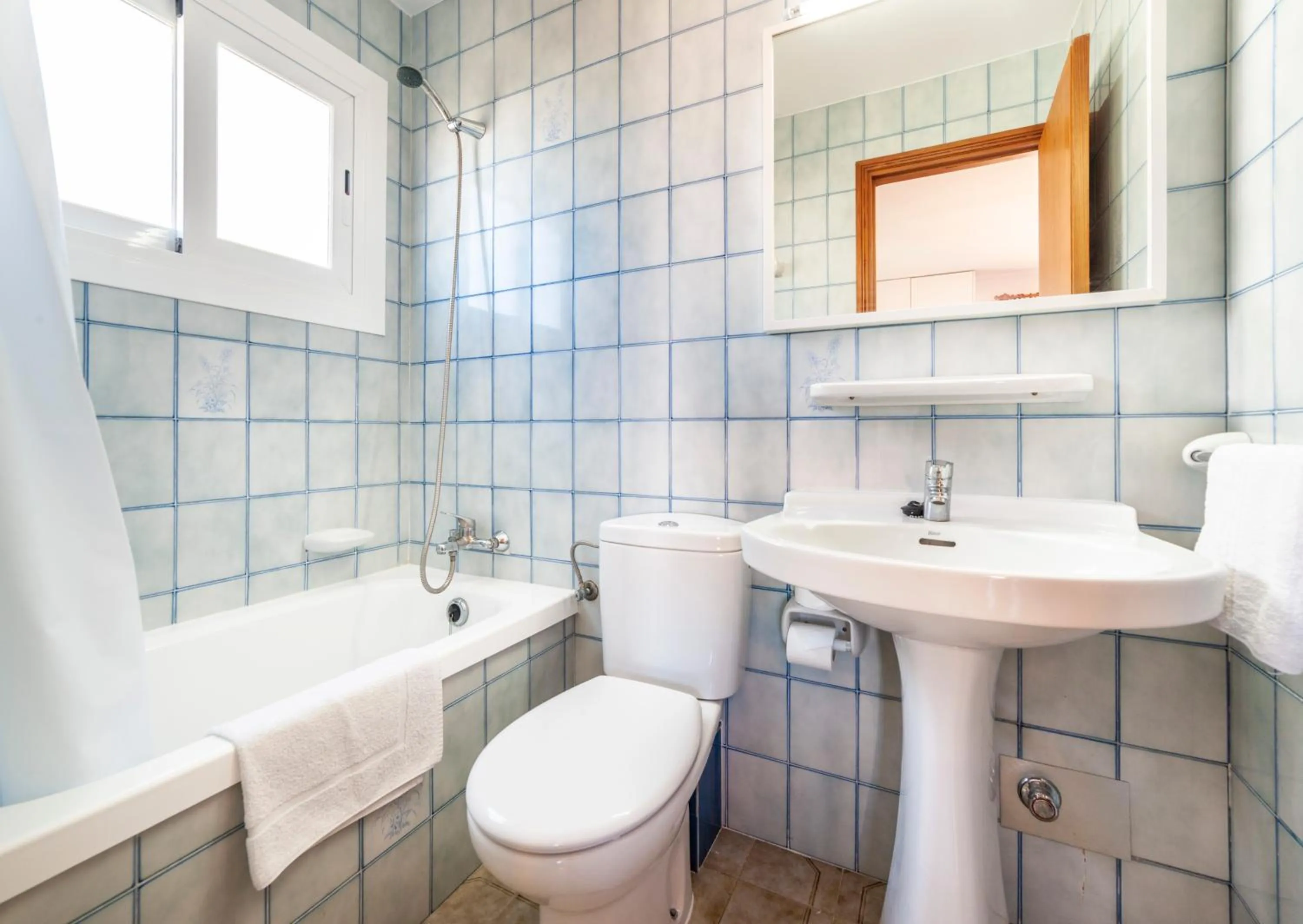 Bathroom in Apartamentos Charlys Can Picafort