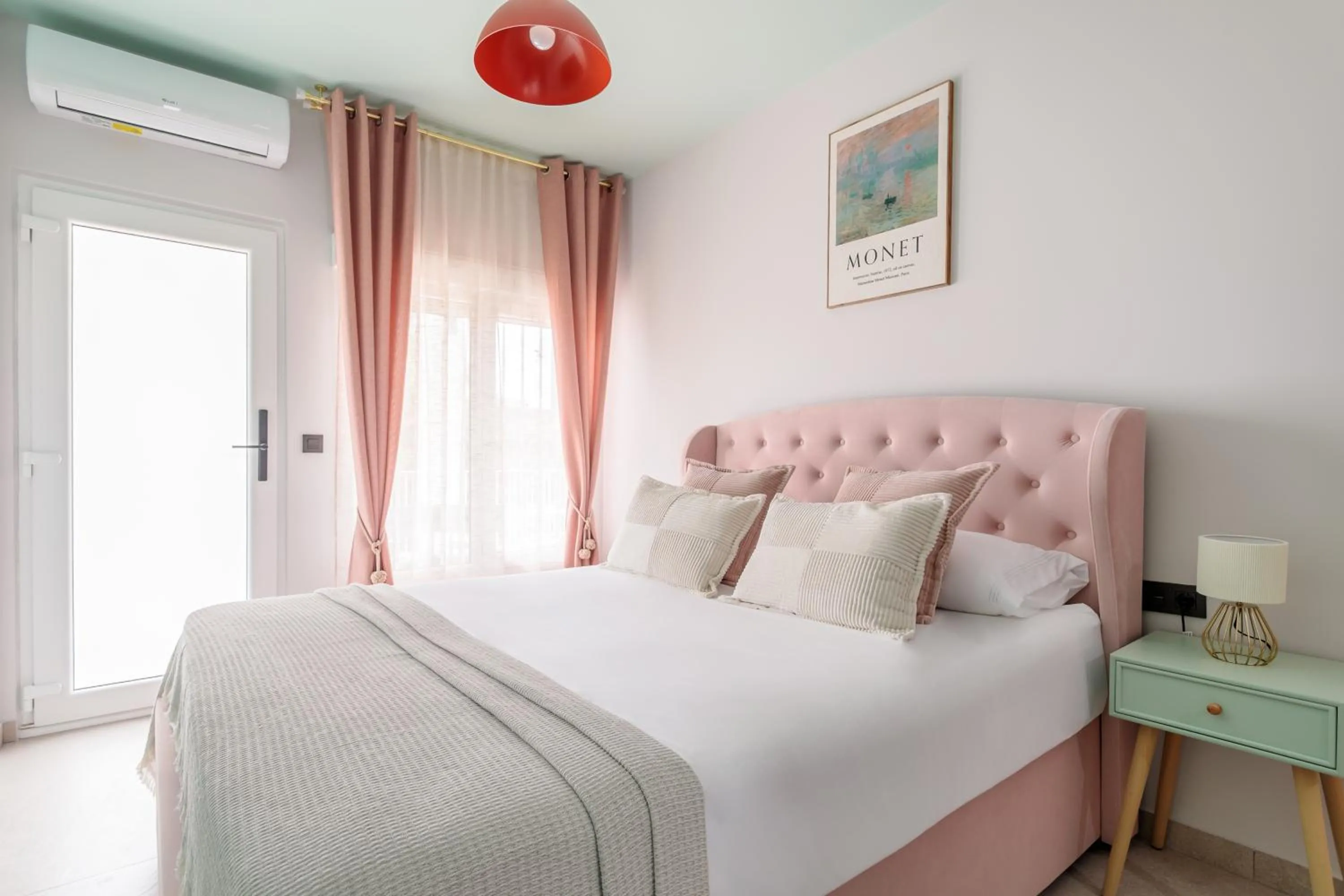 Bed in Charm Beach Retreat