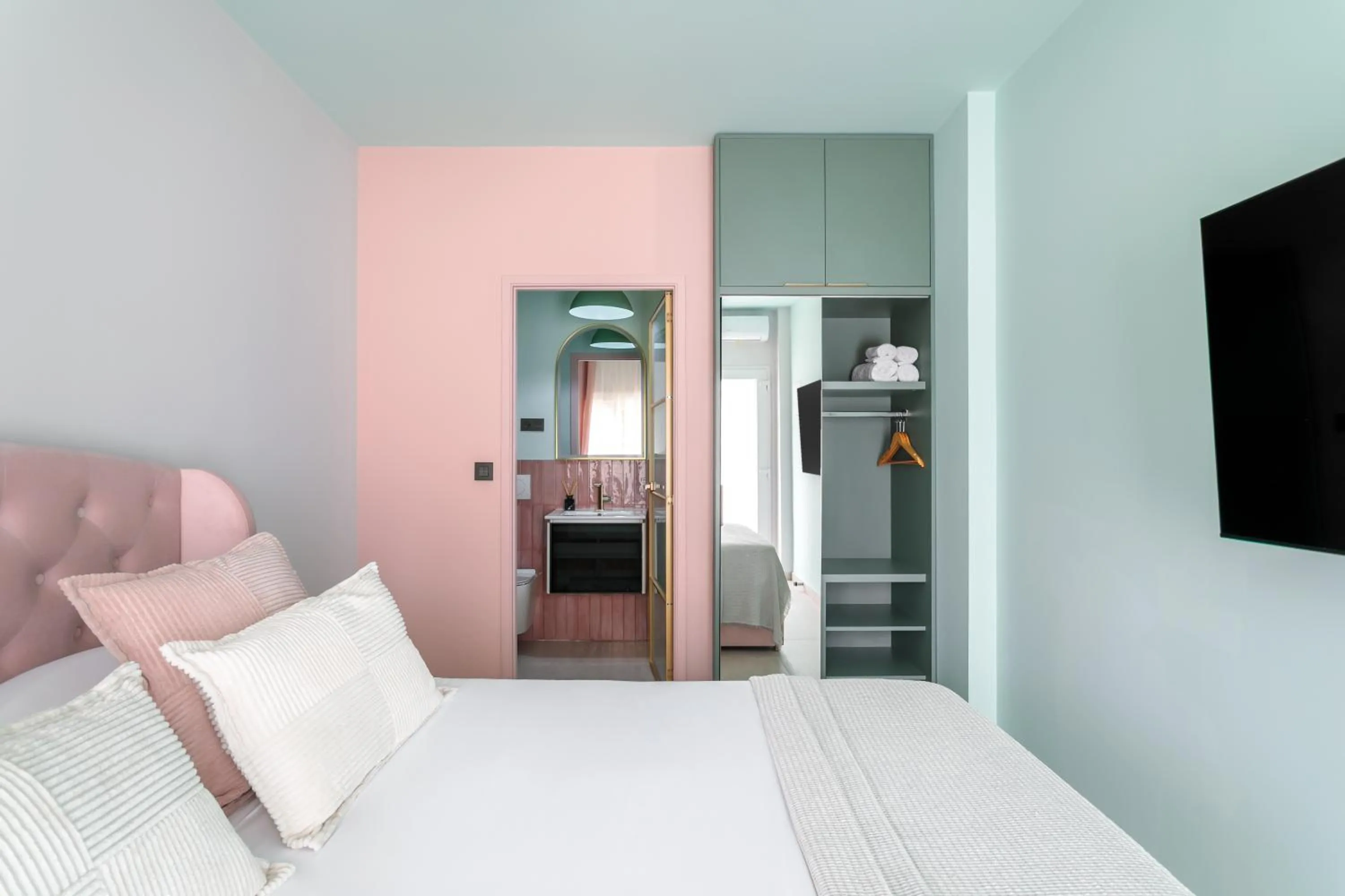 Bed in Charm Beach Retreat