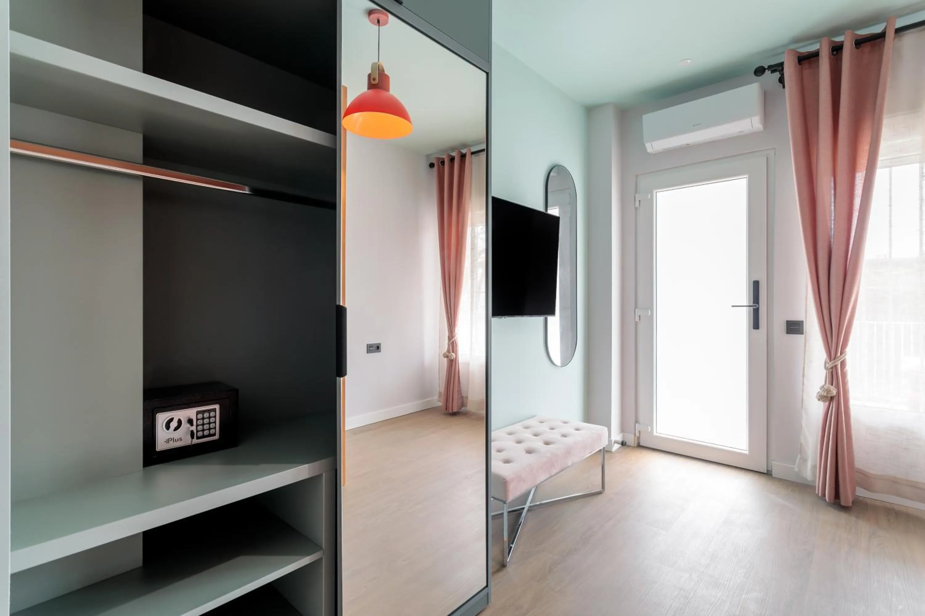TV and multimedia in Charm Beach Retreat