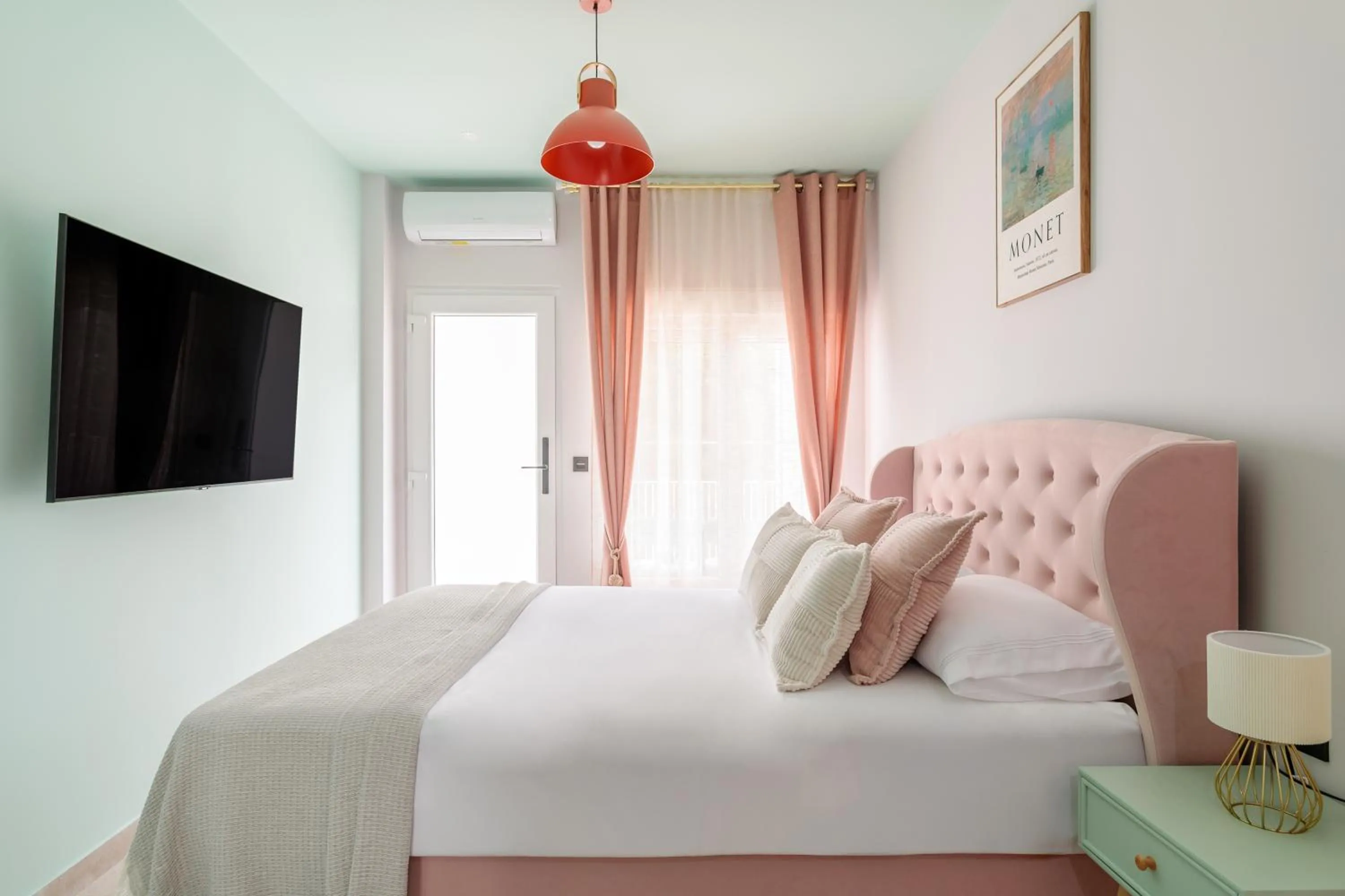 Bed in Charm Beach Retreat