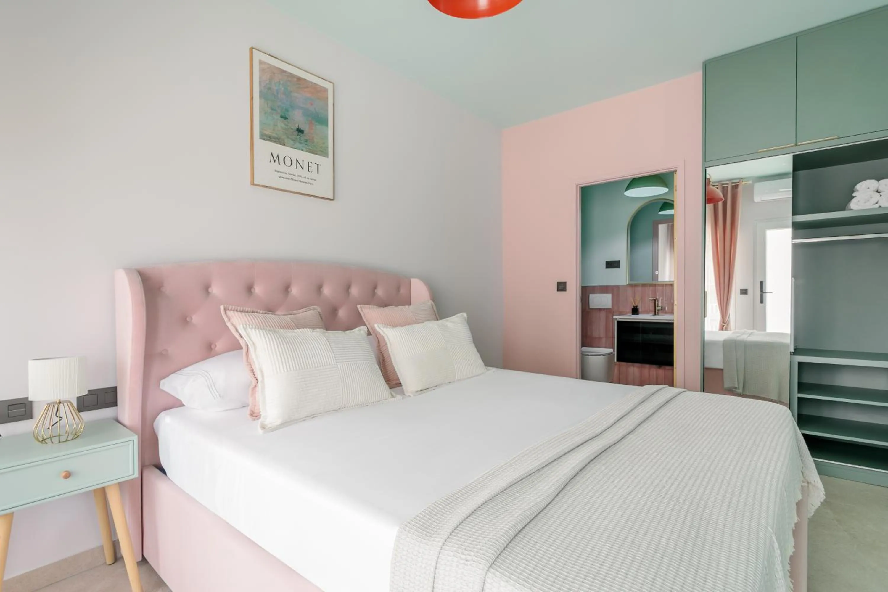 Bed in Charm Beach Retreat