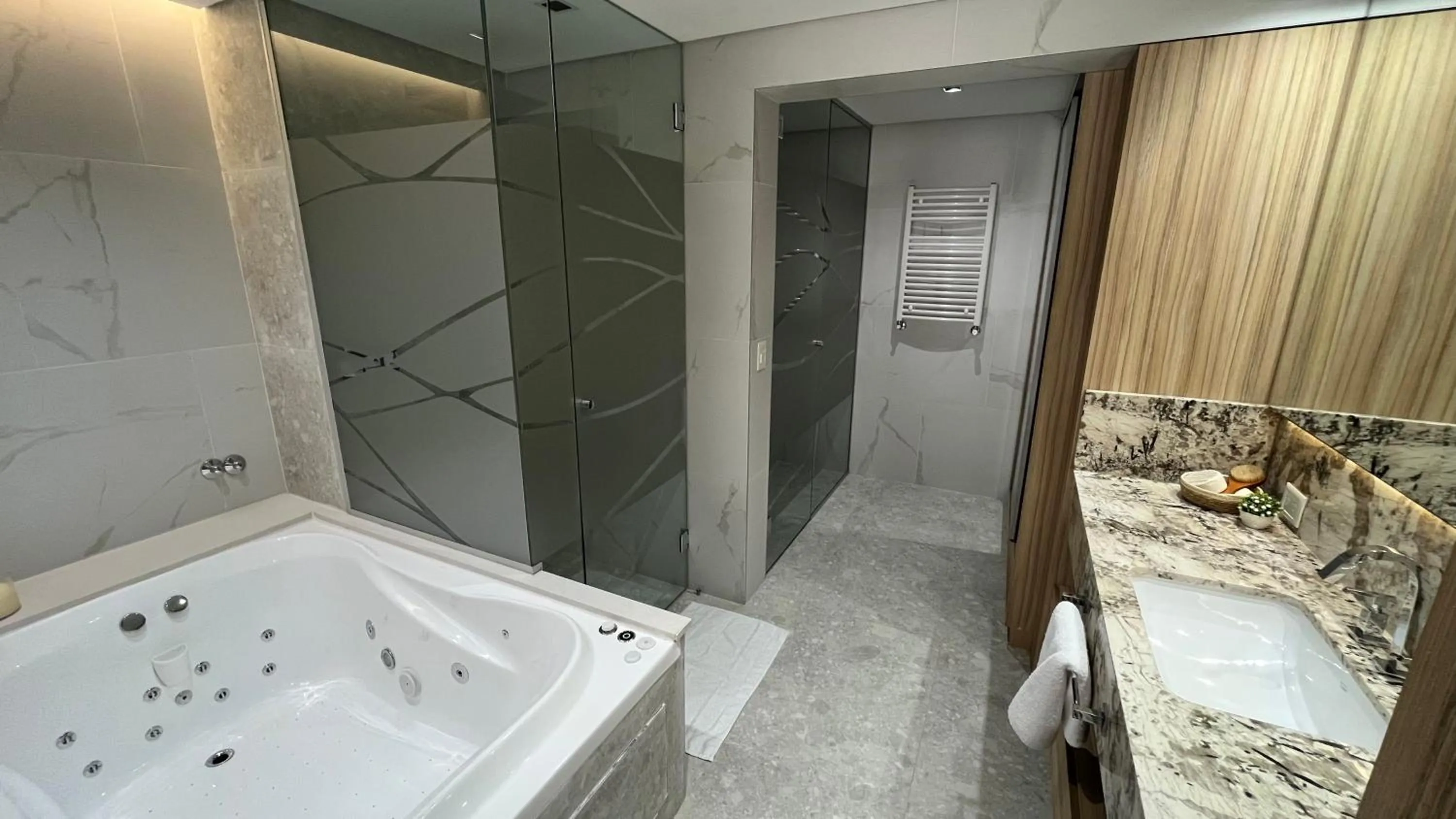 Bathroom in Empire Hotel Buenos Aires by HS