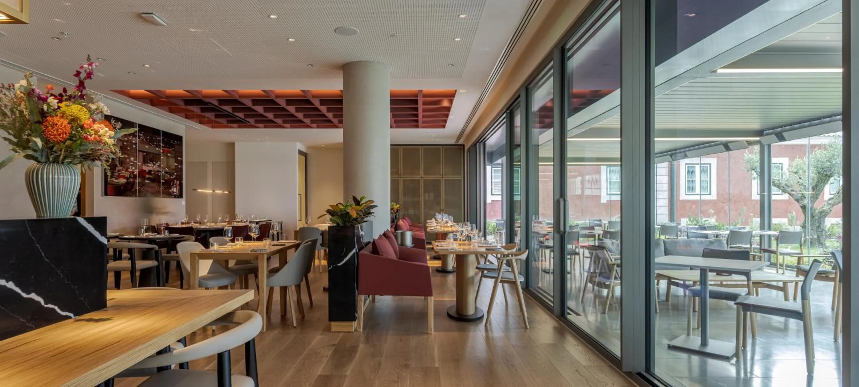 Restaurant/places to eat in MACAM Hotel