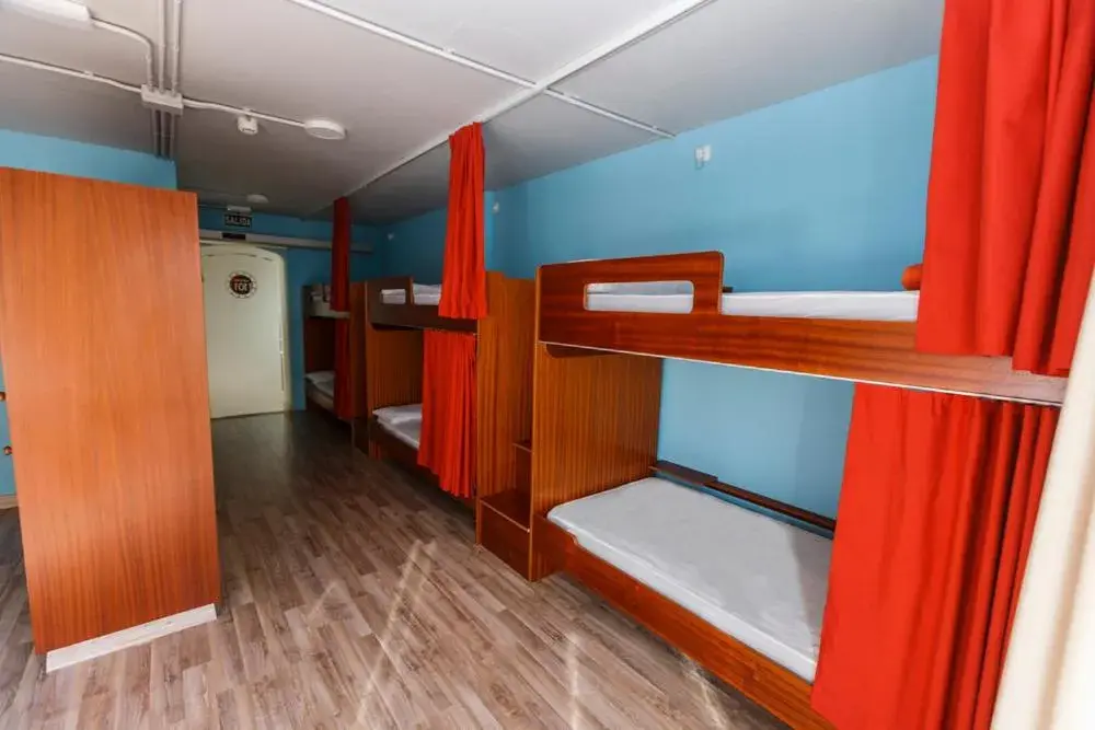 Bed in 10-Bed Mixed Dormitory Room in Albergue Arribada Bed in 10-Bed Mixed Dormitory Room in Albergue Arribada