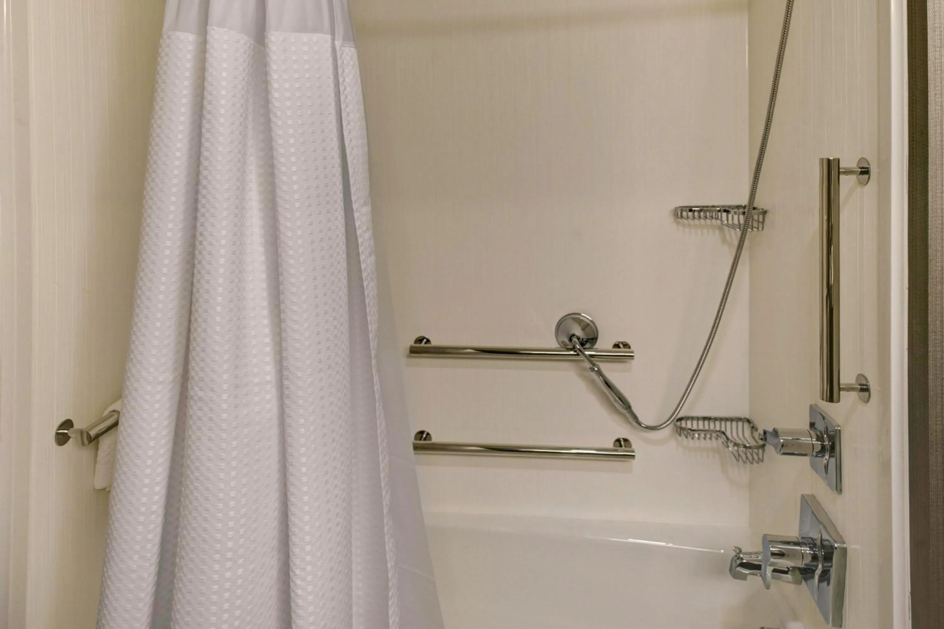 Bathroom in Courtyard by Marriott New Orleans Westbank/Gretna