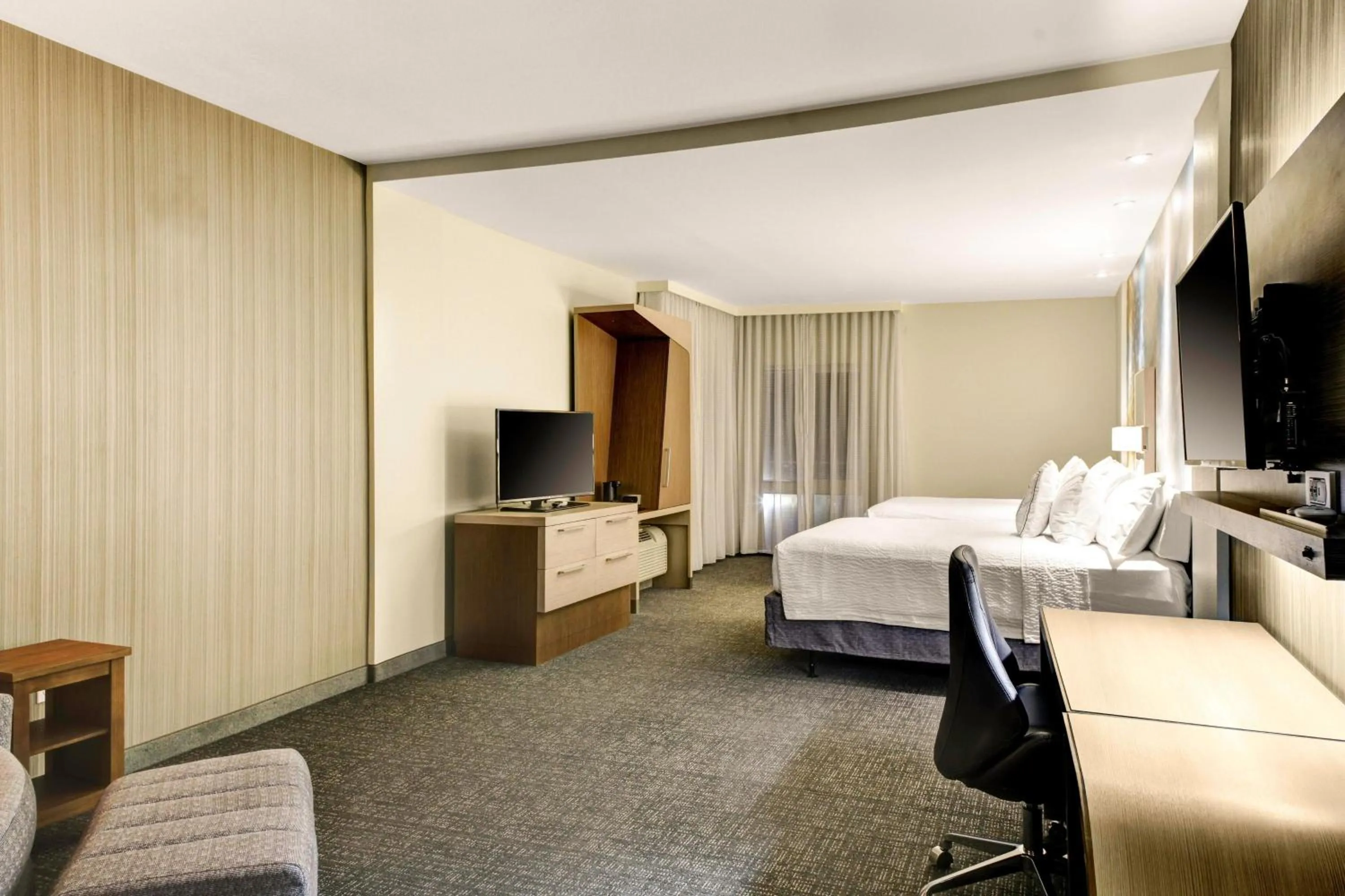 Photo of the whole room, Bed in Courtyard by Marriott New Orleans Westbank/Gretna