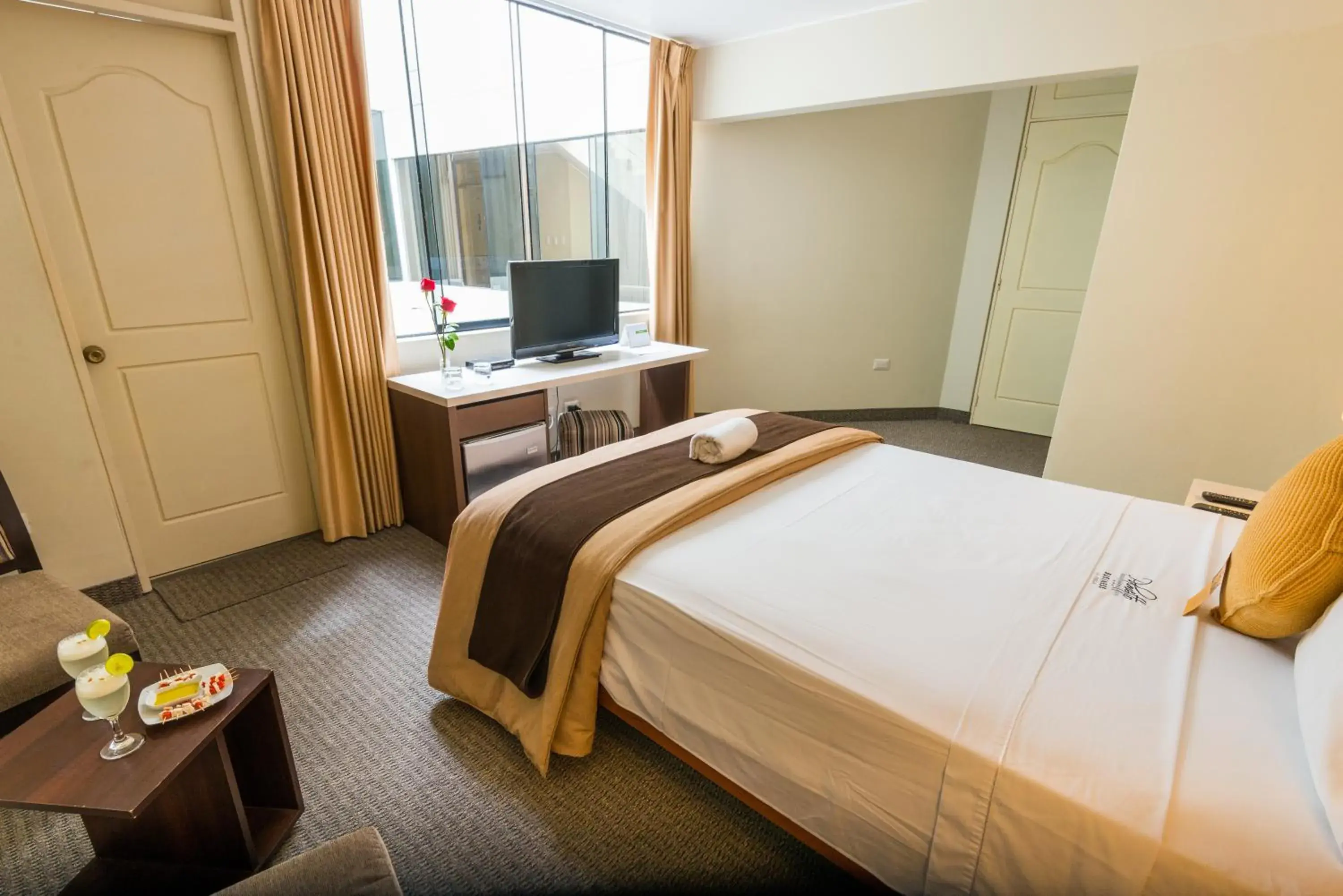 Photo of the whole room, Bed in Palmetto Hotel Business La Perla Photo of the whole room, Bed in Palmetto Hotel Business La Perla