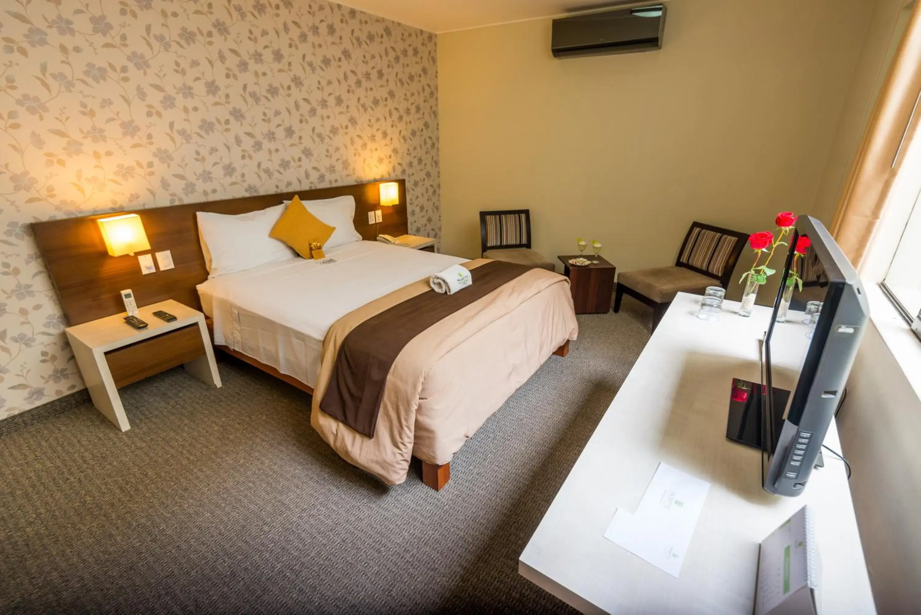 Photo of the whole room, Bed in Palmetto Hotel Business La Perla Photo of the whole room, Bed in Palmetto Hotel Business La Perla