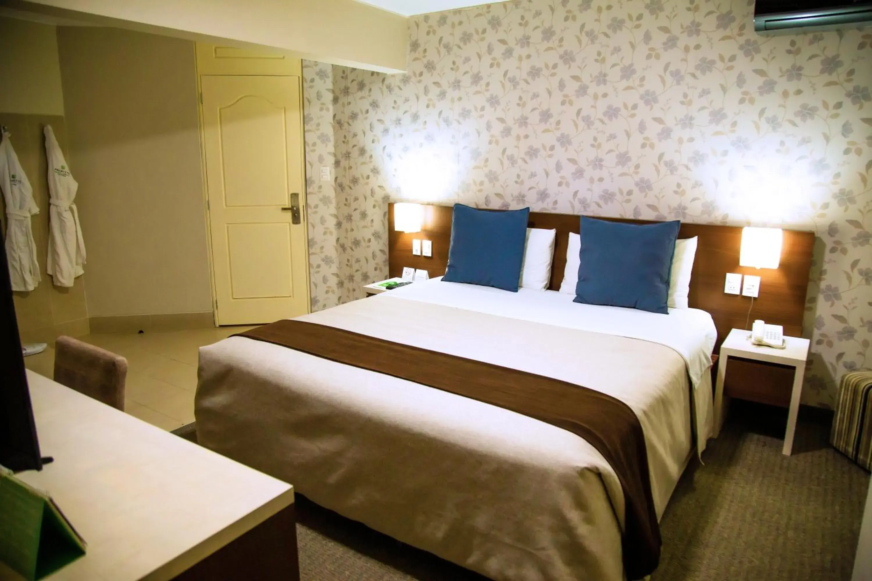 Suite with Spa Bath in Palmetto Hotel Business La Perla Suite with Spa Bath in Palmetto Hotel Business La Perla