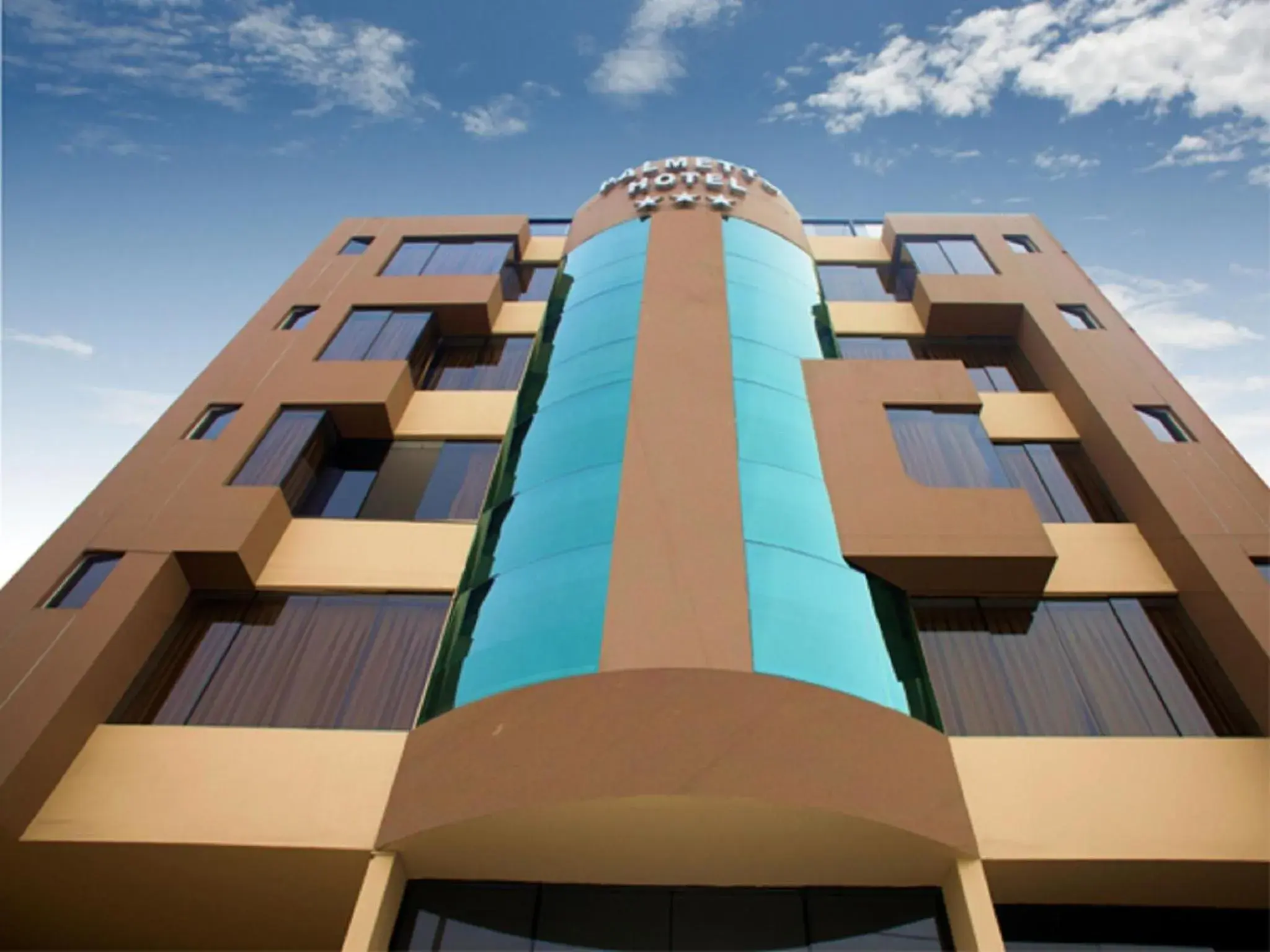 Property building in Palmetto Hotel Business La Perla Property building in Palmetto Hotel Business La Perla
