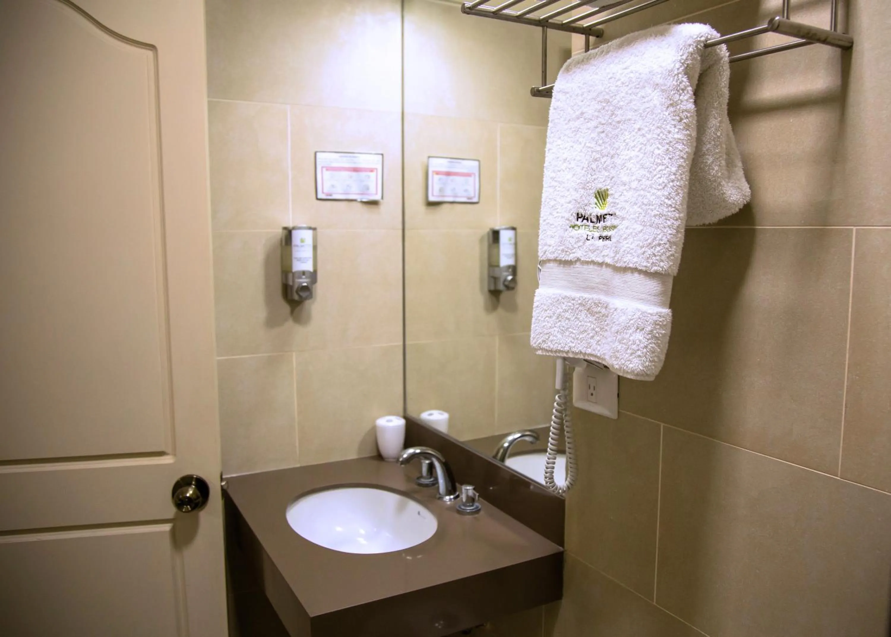 Toilet in Palmetto Hotel Business La Perla