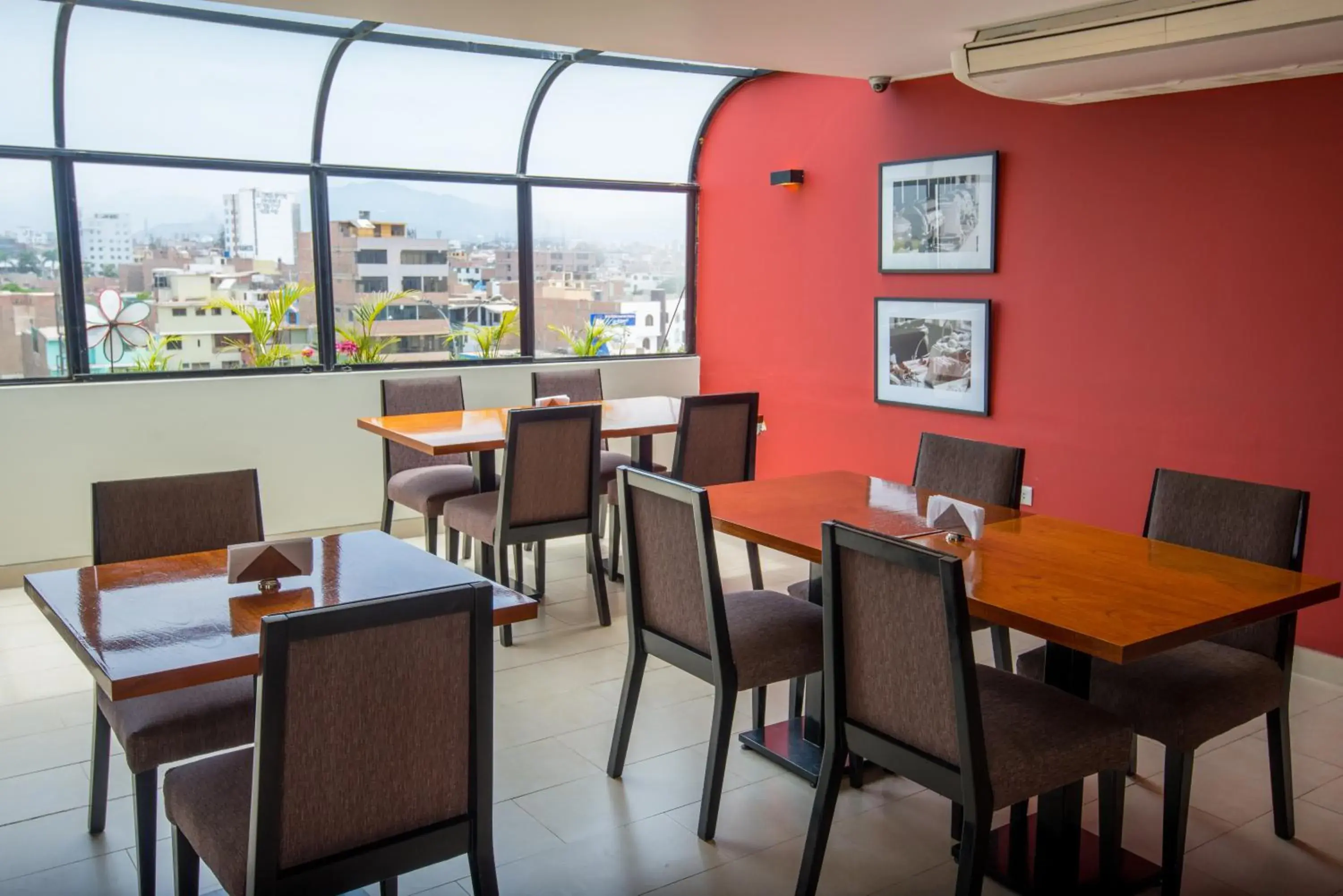 Restaurant/places to eat in Palmetto Hotel Business La Perla Restaurant/places to eat in Palmetto Hotel Business La Perla