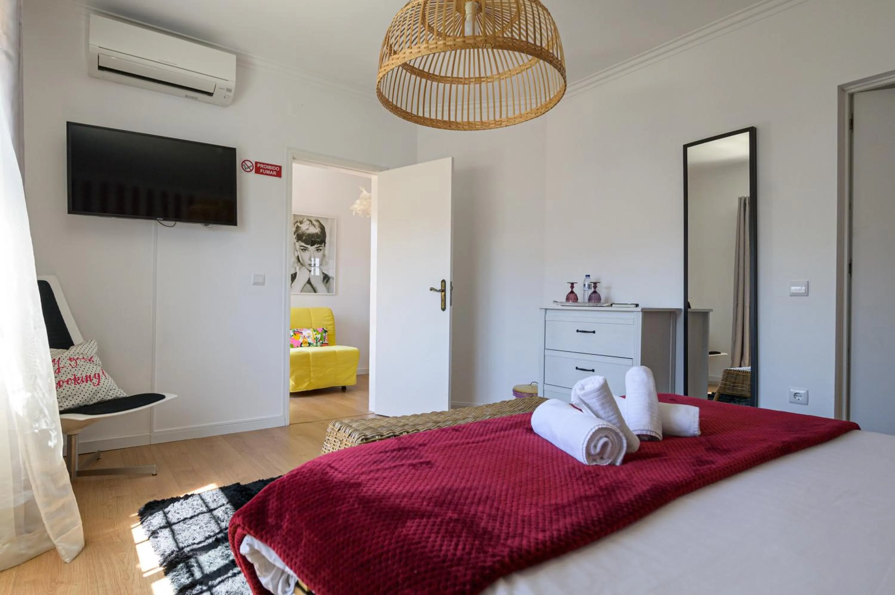 Communal lounge/ TV room, Bed in Casa das Hortênsias - Charming Guest House