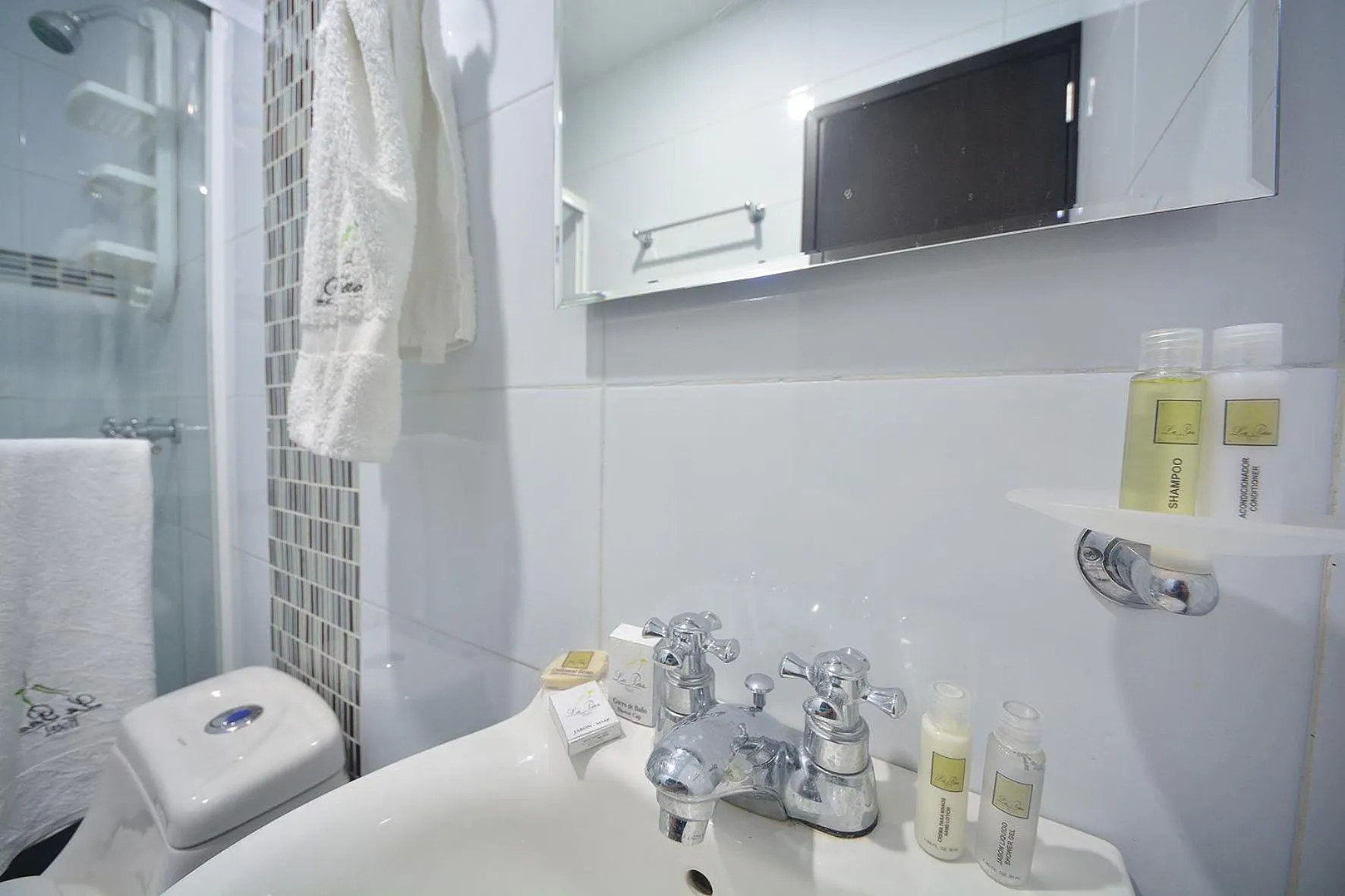 Bathroom in La Pera Hotel