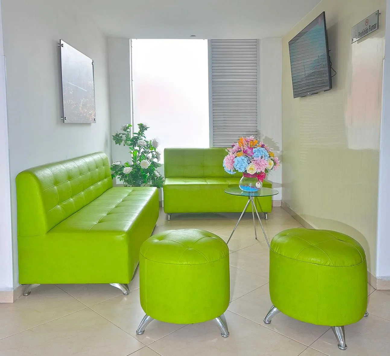 Communal lounge/ TV room in La Pera Hotel